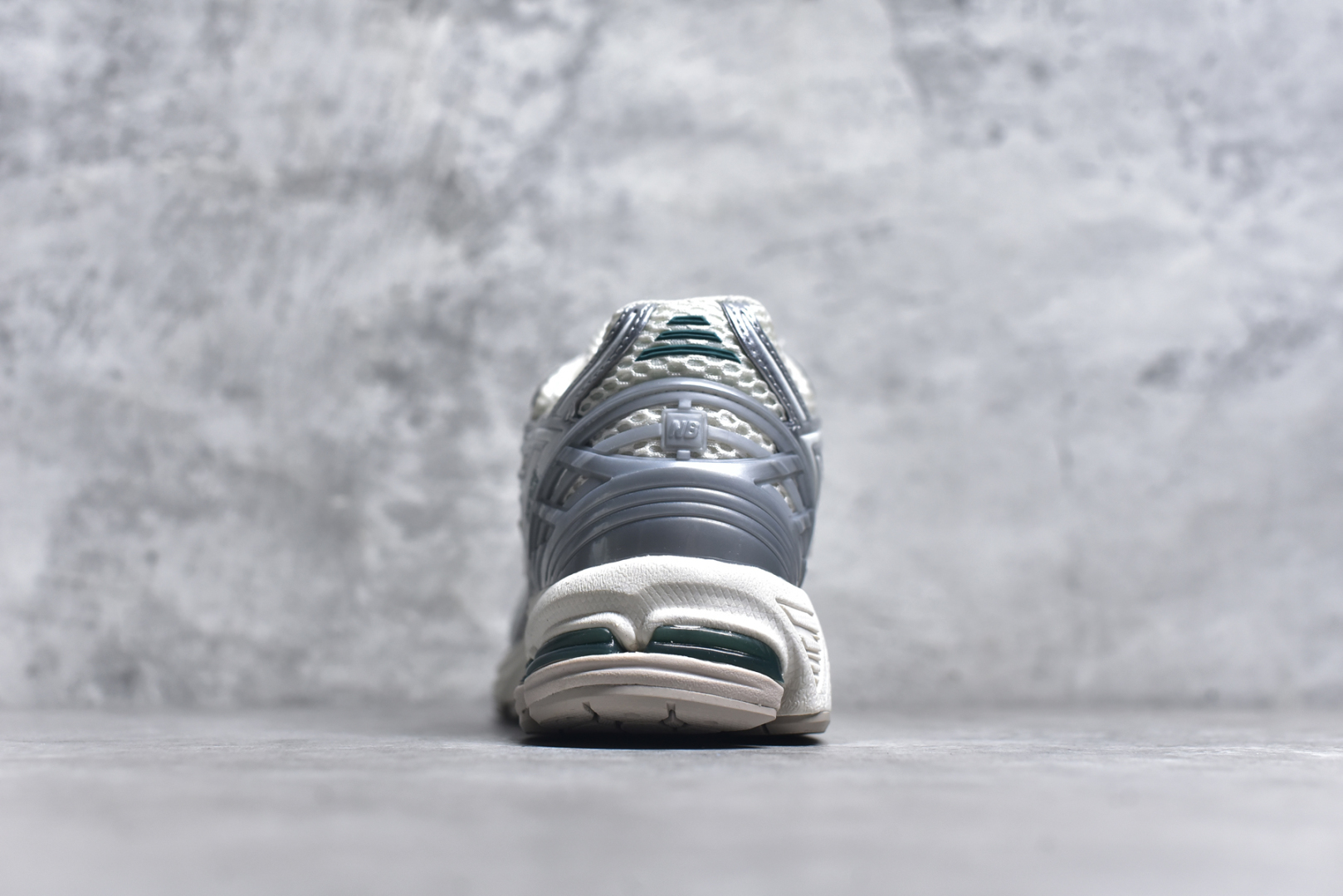 图片[5]-#新百伦NB New Balance M1906REE 白银绿 全套原楦原纸板原厂数据开发 进口三明治网面 原装进口皮料正确绒感卡色 正确中底拉帮中底网布细节 原厂标裁 带紫光防伪 定制后跟透明水晶模块 冲裁组合 大底贴合程度胶水上色把控完美 整洁度挑战全网艺术家 多道序QC把关品质完善 匠心打造 耗时两个月开发完成 工艺极其复杂难度可想而知 新开独立私模大底 全网唯一正确六层组合大底 高端零售专供产物 尺码：36-45-选品中心