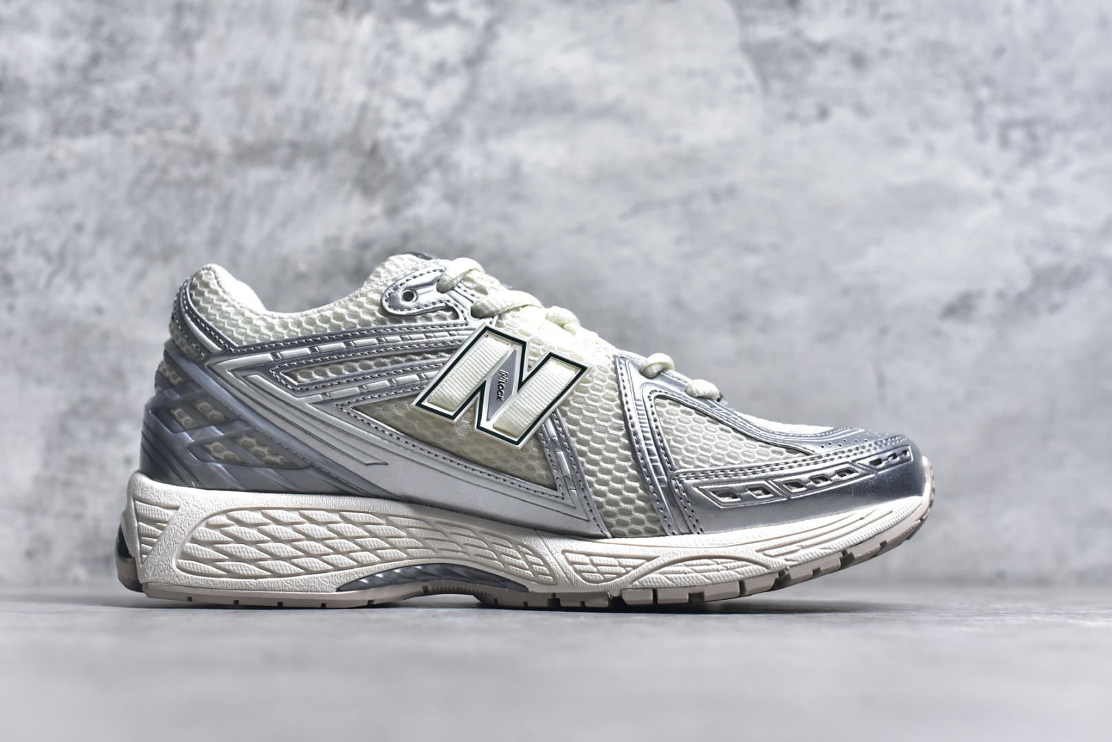 图片[3]-#新百伦NB New Balance M1906REE 白银绿 全套原楦原纸板原厂数据开发 进口三明治网面 原装进口皮料正确绒感卡色 正确中底拉帮中底网布细节 原厂标裁 带紫光防伪 定制后跟透明水晶模块 冲裁组合 大底贴合程度胶水上色把控完美 整洁度挑战全网艺术家 多道序QC把关品质完善 匠心打造 耗时两个月开发完成 工艺极其复杂难度可想而知 新开独立私模大底 全网唯一正确六层组合大底 高端零售专供产物 尺码：36-45-选品中心