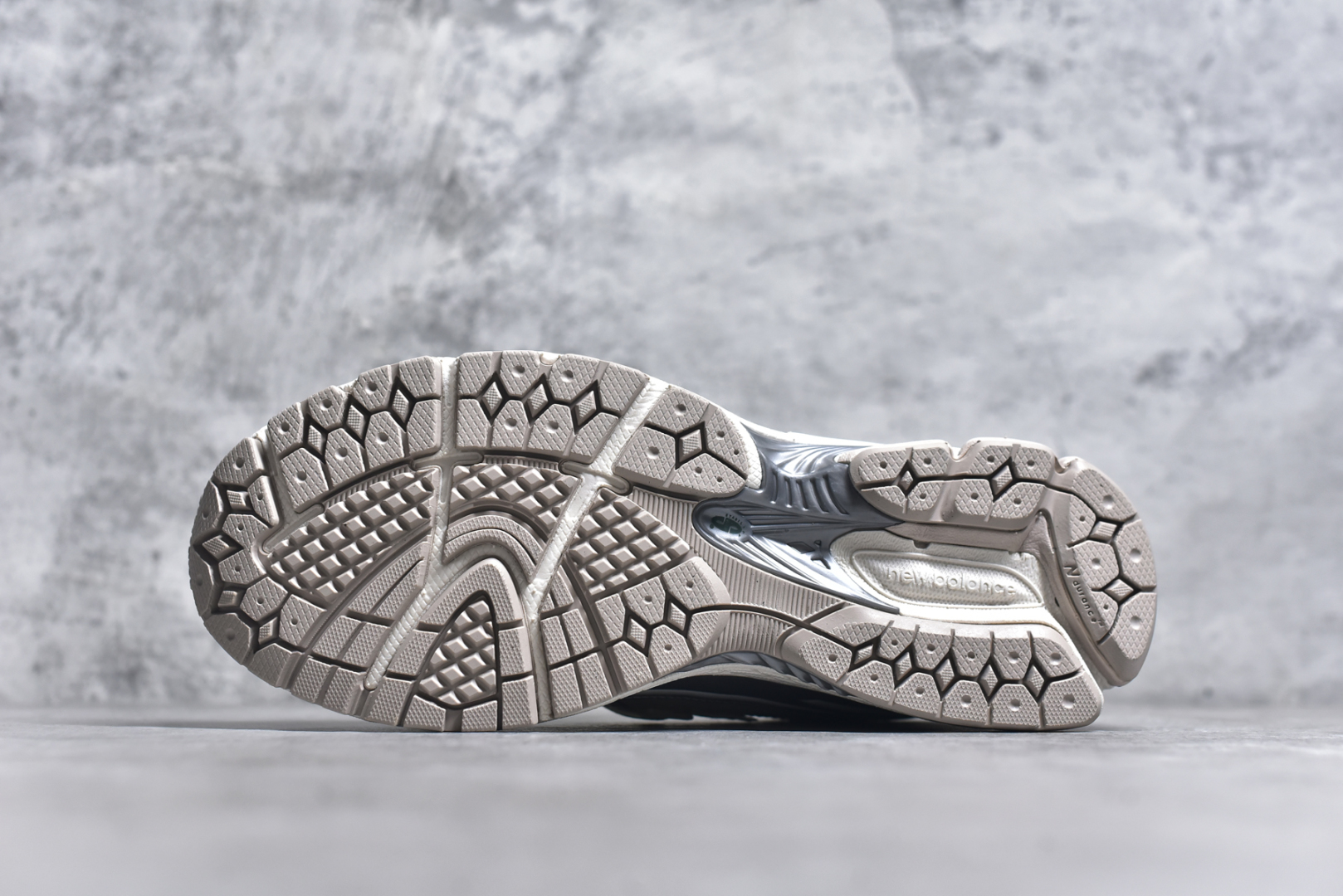 图片[6]-#新百伦NB New Balance M1906REE 白银绿 全套原楦原纸板原厂数据开发 进口三明治网面 原装进口皮料正确绒感卡色 正确中底拉帮中底网布细节 原厂标裁 带紫光防伪 定制后跟透明水晶模块 冲裁组合 大底贴合程度胶水上色把控完美 整洁度挑战全网艺术家 多道序QC把关品质完善 匠心打造 耗时两个月开发完成 工艺极其复杂难度可想而知 新开独立私模大底 全网唯一正确六层组合大底 高端零售专供产物 尺码：36-45-选品中心