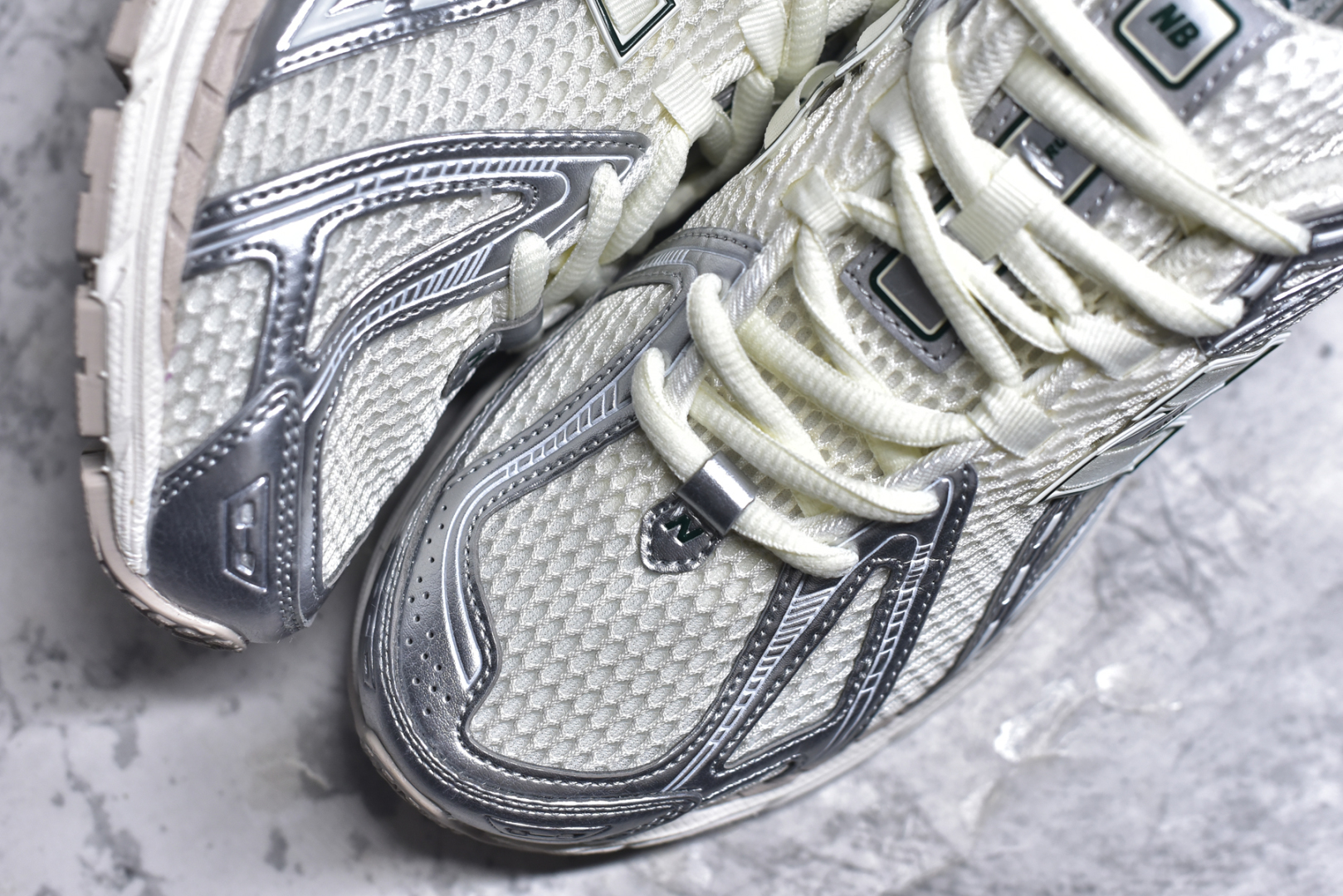 图片[8]-#新百伦NB New Balance M1906REE 白银绿 全套原楦原纸板原厂数据开发 进口三明治网面 原装进口皮料正确绒感卡色 正确中底拉帮中底网布细节 原厂标裁 带紫光防伪 定制后跟透明水晶模块 冲裁组合 大底贴合程度胶水上色把控完美 整洁度挑战全网艺术家 多道序QC把关品质完善 匠心打造 耗时两个月开发完成 工艺极其复杂难度可想而知 新开独立私模大底 全网唯一正确六层组合大底 高端零售专供产物 尺码：36-45-选品中心