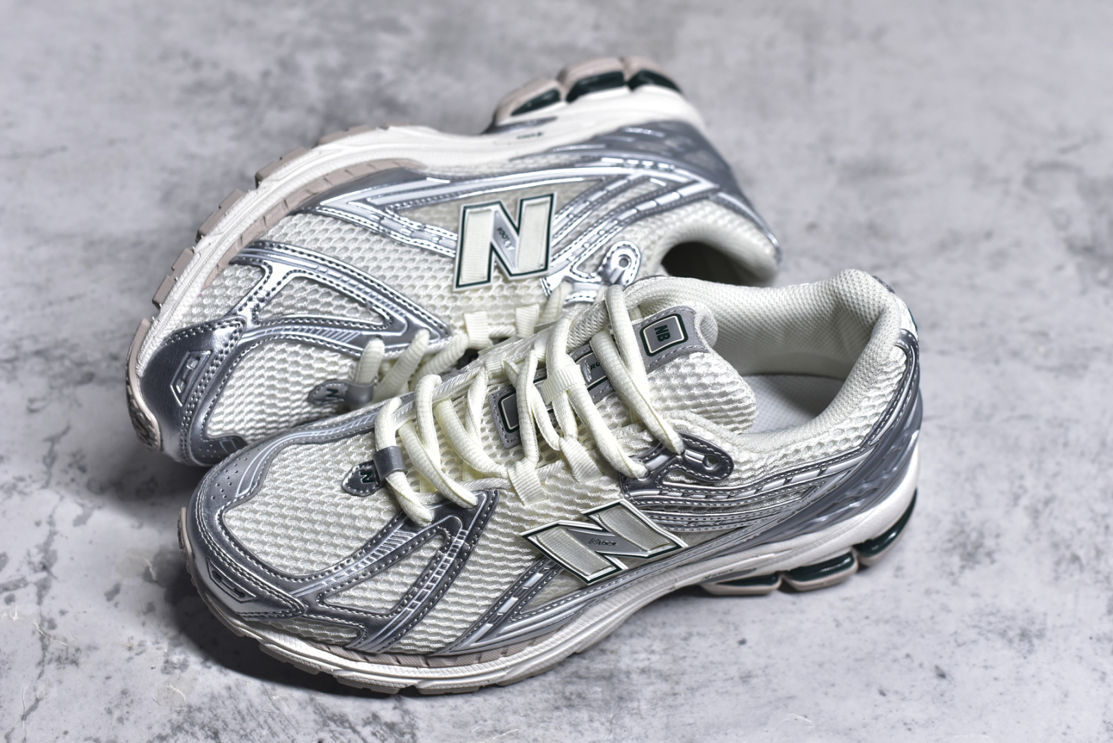 图片[7]-#新百伦NB New Balance M1906REE 白银绿 全套原楦原纸板原厂数据开发 进口三明治网面 原装进口皮料正确绒感卡色 正确中底拉帮中底网布细节 原厂标裁 带紫光防伪 定制后跟透明水晶模块 冲裁组合 大底贴合程度胶水上色把控完美 整洁度挑战全网艺术家 多道序QC把关品质完善 匠心打造 耗时两个月开发完成 工艺极其复杂难度可想而知 新开独立私模大底 全网唯一正确六层组合大底 高端零售专供产物 尺码：36-45-选品中心
