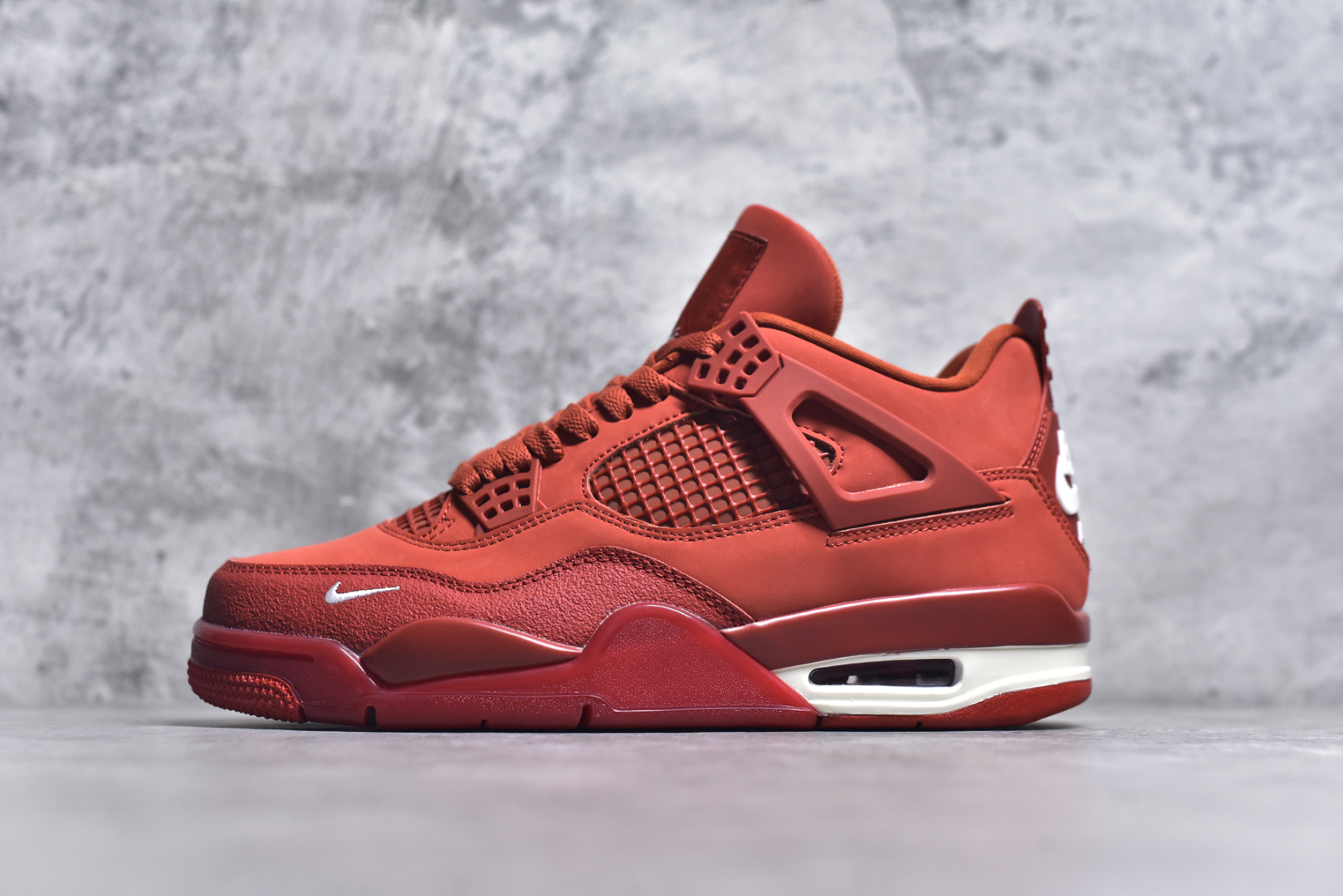 #GX Nigel Sylvester x Air Jordan AJ4 “Brick by Brick” 联名红砖 货号：HF4340-800 圈内最强四代 独家外贸特供尺码含 45.5 49.5 50.5 耗时半年巨作 全套原纸板楦头开发 原厂特供皮料加持 确保原汁原味 完美呈现四代版型 一比一鞋头弧度高度鞋身弧度 数据细节工艺流程均保持原鞋一致 原厂TPU网格鞋带扣 正确内里网布 菱角分明不变形无多余毛边 柔软性质感一致于原鞋 市场唯一原厂鞋扣模具 背面可见隐藏注塑口 原厂织唛标 原厂飞人电绣工艺 尾指中部跳三针 独家绑鞋带手法 印刷中底布 四线拉帮 米色美纹纸贴合固定 进口港宝加持 后跟自然饱满 全鞋荧光划线卡点 追求极致完美 每一双都是工艺品 多重QC质检 超越公司货的品控标准 实实在在的免检产品 尺码：36-47-选品中心
