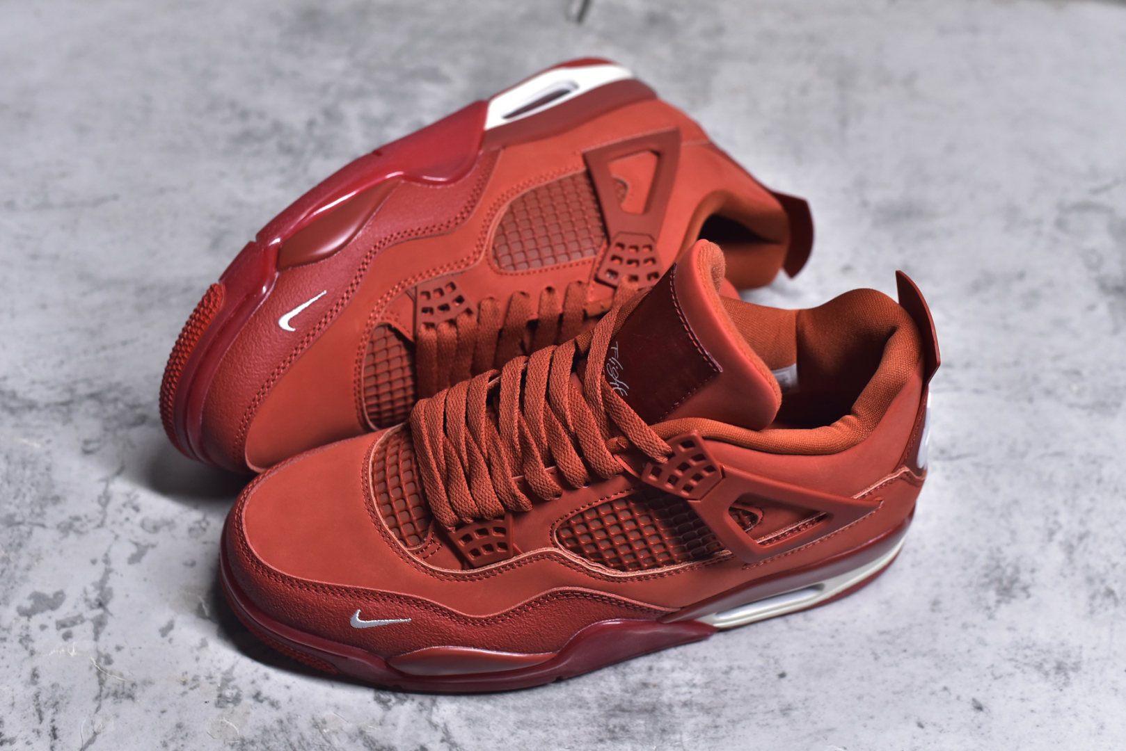 图片[7]-#GX Nigel Sylvester x Air Jordan AJ4 “Brick by Brick” 联名红砖 货号：HF4340-800 圈内最强四代 独家外贸特供尺码含 45.5 49.5 50.5 耗时半年巨作 全套原纸板楦头开发 原厂特供皮料加持 确保原汁原味 完美呈现四代版型 一比一鞋头弧度高度鞋身弧度 数据细节工艺流程均保持原鞋一致 原厂TPU网格鞋带扣 正确内里网布 菱角分明不变形无多余毛边 柔软性质感一致于原鞋 市场唯一原厂鞋扣模具 背面可见隐藏注塑口 原厂织唛标 原厂飞人电绣工艺 尾指中部跳三针 独家绑鞋带手法 印刷中底布 四线拉帮 米色美纹纸贴合固定 进口港宝加持 后跟自然饱满 全鞋荧光划线卡点 追求极致完美 每一双都是工艺品 多重QC质检 超越公司货的品控标准 实实在在的免检产品 尺码：36-47-选品中心