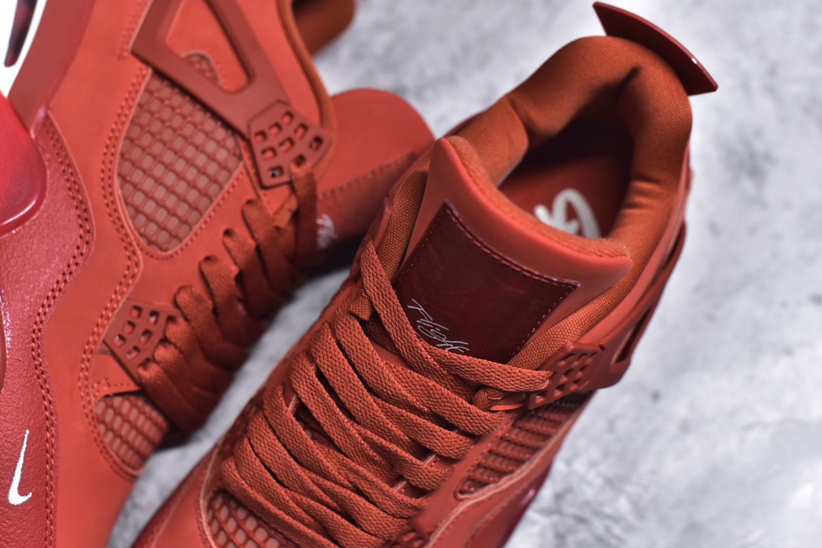 图片[9]-#GX Nigel Sylvester x Air Jordan AJ4 “Brick by Brick” 联名红砖 货号：HF4340-800 圈内最强四代 独家外贸特供尺码含 45.5 49.5 50.5 耗时半年巨作 全套原纸板楦头开发 原厂特供皮料加持 确保原汁原味 完美呈现四代版型 一比一鞋头弧度高度鞋身弧度 数据细节工艺流程均保持原鞋一致 原厂TPU网格鞋带扣 正确内里网布 菱角分明不变形无多余毛边 柔软性质感一致于原鞋 市场唯一原厂鞋扣模具 背面可见隐藏注塑口 原厂织唛标 原厂飞人电绣工艺 尾指中部跳三针 独家绑鞋带手法 印刷中底布 四线拉帮 米色美纹纸贴合固定 进口港宝加持 后跟自然饱满 全鞋荧光划线卡点 追求极致完美 每一双都是工艺品 多重QC质检 超越公司货的品控标准 实实在在的免检产品 尺码：36-47-选品中心