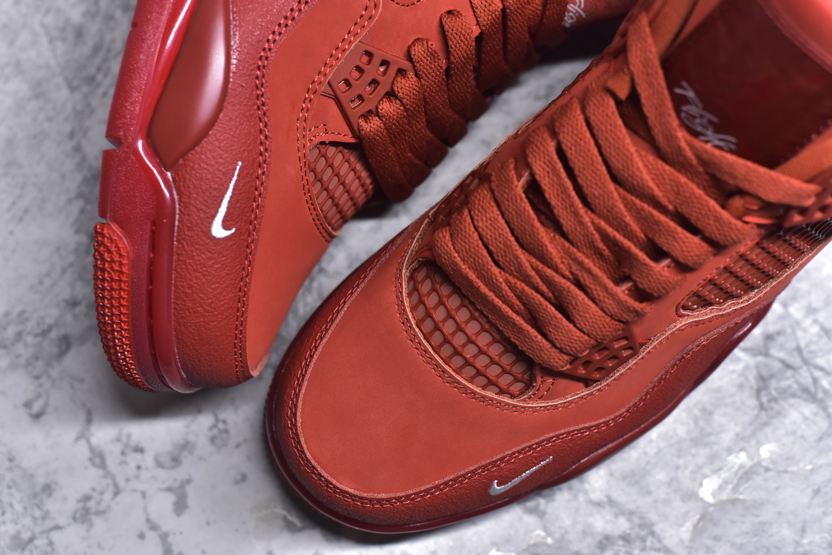 图片[8]-#GX Nigel Sylvester x Air Jordan AJ4 “Brick by Brick” 联名红砖 货号：HF4340-800 圈内最强四代 独家外贸特供尺码含 45.5 49.5 50.5 耗时半年巨作 全套原纸板楦头开发 原厂特供皮料加持 确保原汁原味 完美呈现四代版型 一比一鞋头弧度高度鞋身弧度 数据细节工艺流程均保持原鞋一致 原厂TPU网格鞋带扣 正确内里网布 菱角分明不变形无多余毛边 柔软性质感一致于原鞋 市场唯一原厂鞋扣模具 背面可见隐藏注塑口 原厂织唛标 原厂飞人电绣工艺 尾指中部跳三针 独家绑鞋带手法 印刷中底布 四线拉帮 米色美纹纸贴合固定 进口港宝加持 后跟自然饱满 全鞋荧光划线卡点 追求极致完美 每一双都是工艺品 多重QC质检 超越公司货的品控标准 实实在在的免检产品 尺码：36-47-选品中心