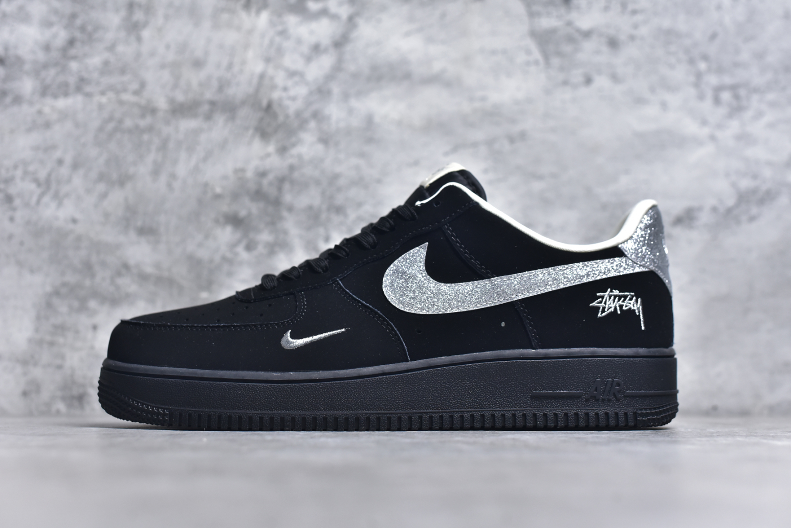 #NK Air Force 1´07 Low 空军一号低帮百搭休闲运动板鞋 DF0188-043 柔软、弹性十足的缓震性能和出色的中底设计 横跨复古与现代的外型结合 造就出风靡全球 三十多年的Force 1 直到今天还深受青睐 实拍调校N版已经零色差零失真 百分百还原实物色彩所见即所得 不存在货不对板色差等低级问题 选购参考实物拍摄 不混卖不参货 只用心做好货严格选品 承诺混一赔十 尺码：36 36.5 37.5 38 38.5 39 40 40.5 41 42 42.5 43 44 44.5 45-选品中心