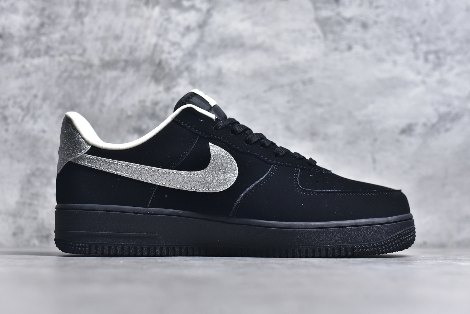 图片[3]-#NK Air Force 1´07 Low 空军一号低帮百搭休闲运动板鞋 DF0188-043 柔软、弹性十足的缓震性能和出色的中底设计 横跨复古与现代的外型结合 造就出风靡全球 三十多年的Force 1 直到今天还深受青睐 实拍调校N版已经零色差零失真 百分百还原实物色彩所见即所得 不存在货不对板色差等低级问题 选购参考实物拍摄 不混卖不参货 只用心做好货严格选品 承诺混一赔十 尺码：36 36.5 37.5 38 38.5 39 40 40.5 41 42 42.5 43 44 44.5 45-选品中心