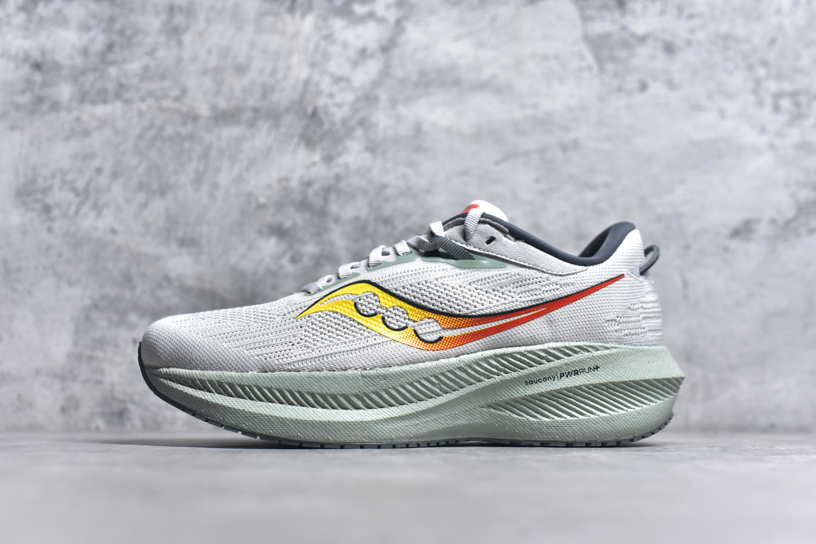 #Saucony Triumph 21 索康尼胜利21代旗舰级缓震型跑鞋 性能相比前几代再升级：鞋面采用全新升级的工学网设计 贴合脚部更透气 中底部分使用最新的PWRRUN+材质 搭配PWRRUN+鞋垫使中底的大幅加厚 10mm坡差进一步提供缓震、回弹性能 内底则采用了FORMFIT动态适应系统 动态契合脚型 提升包裹性和舒适性 提供更卓越的动态回馈体验 XT-900橡胶大底 可提供良好的抓地力和较强抗磨性能 尺码：36 36.5 37.5 38 38.5 39 40 40.5 41 42 42.5 43 44 44.5 45 46-选品中心
