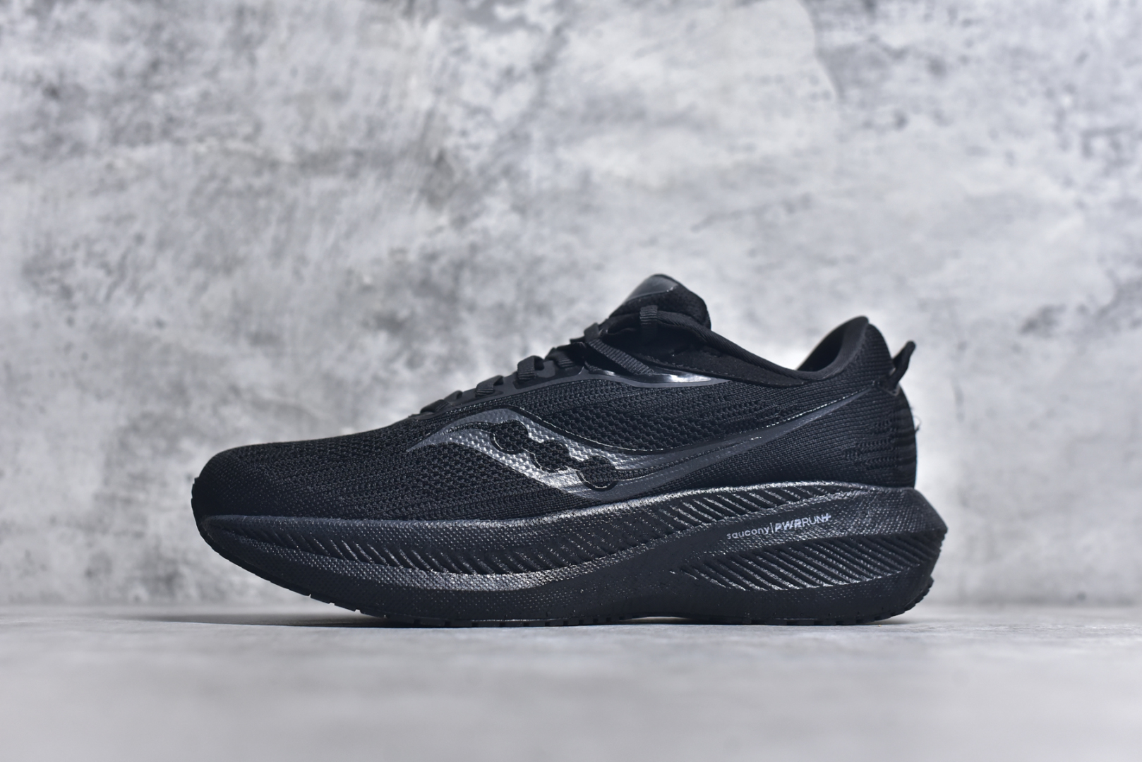 #Saucony Triumph 21 索康尼胜利21代旗舰级缓震型跑鞋 性能相比前几代再升级：鞋面采用全新升级的工学网设计 贴合脚部更透气 中底部分使用最新的PWRRUN+材质 搭配PWRRUN+鞋垫使中底的大幅加厚 10mm坡差进一步提供缓震、回弹性能 内底则采用了FORMFIT动态适应系统 动态契合脚型 提升包裹性和舒适性 提供更卓越的动态回馈体验 XT-900橡胶大底 可提供良好的抓地力和较强抗磨性能 尺码：36 36.5 37.5 38 38.5 39 40 40.5 41 42 42.5 43 44 44.5 45 46-选品中心