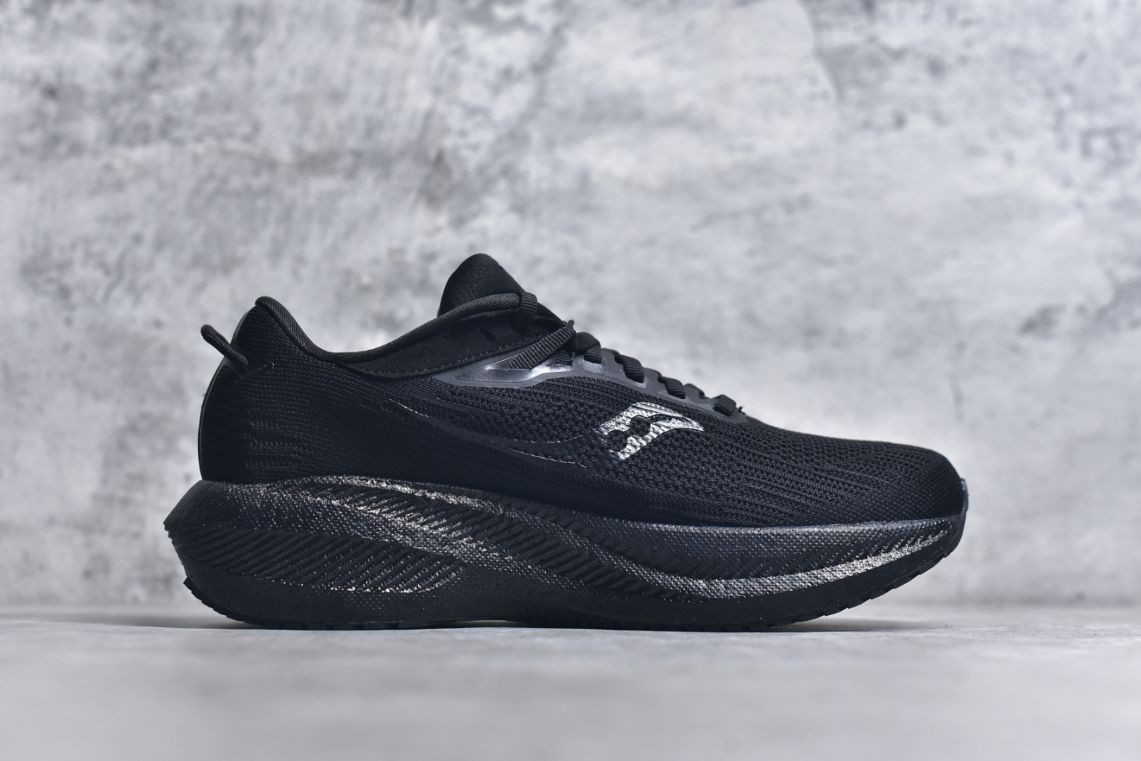 图片[3]-#Saucony Triumph 21 索康尼胜利21代旗舰级缓震型跑鞋 性能相比前几代再升级：鞋面采用全新升级的工学网设计 贴合脚部更透气 中底部分使用最新的PWRRUN+材质 搭配PWRRUN+鞋垫使中底的大幅加厚 10mm坡差进一步提供缓震、回弹性能 内底则采用了FORMFIT动态适应系统 动态契合脚型 提升包裹性和舒适性 提供更卓越的动态回馈体验 XT-900橡胶大底 可提供良好的抓地力和较强抗磨性能 尺码：36 36.5 37.5 38 38.5 39 40 40.5 41 42 42.5 43 44 44.5 45 46-选品中心