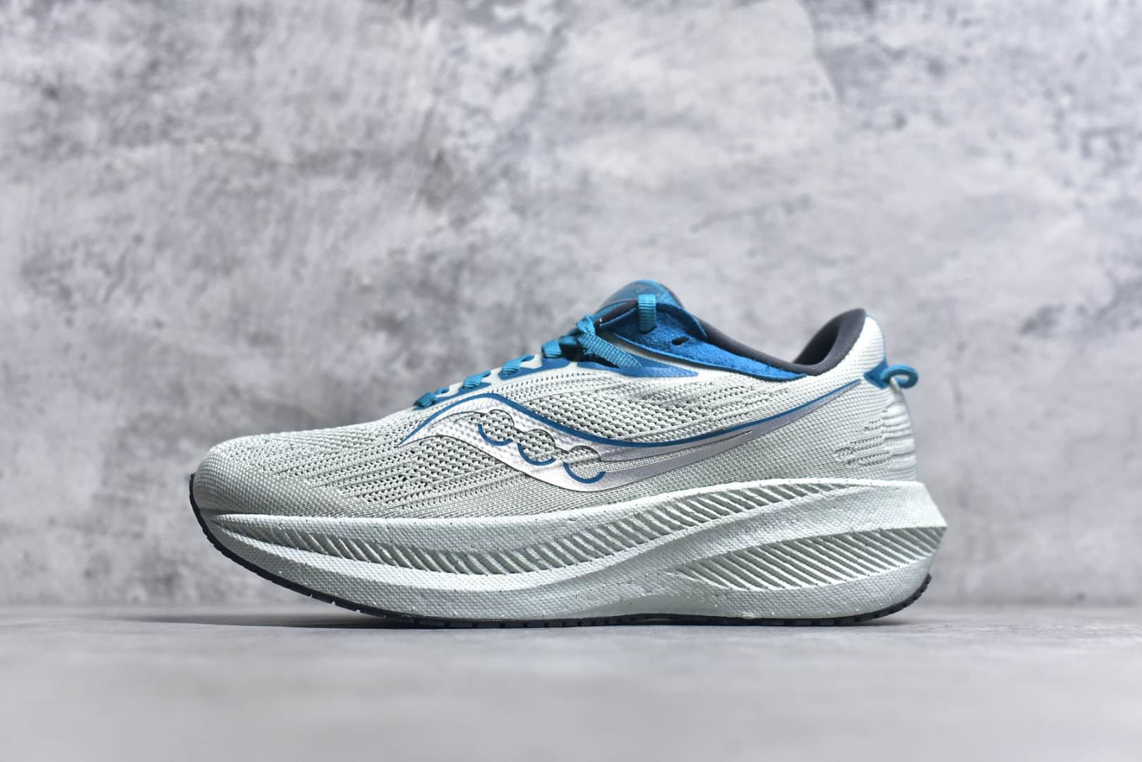 #Saucony Triumph 21 索康尼胜利21代旗舰级缓震型跑鞋 性能相比前几代再升级：鞋面采用全新升级的工学网设计 贴合脚部更透气 中底部分使用最新的PWRRUN+材质 搭配PWRRUN+鞋垫使中底的大幅加厚 10mm坡差进一步提供缓震、回弹性能 内底则采用了FORMFIT动态适应系统 动态契合脚型 提升包裹性和舒适性 提供更卓越的动态回馈体验 XT-900橡胶大底 可提供良好的抓地力和较强抗磨性能 尺码：36 36.5 37.5 38 38.5 39 40 40.5 41 42 42.5 43 44 44.5 45 46-选品中心