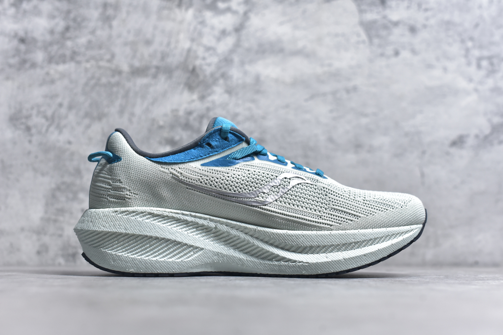 图片[3]-#Saucony Triumph 21 索康尼胜利21代旗舰级缓震型跑鞋 性能相比前几代再升级：鞋面采用全新升级的工学网设计 贴合脚部更透气 中底部分使用最新的PWRRUN+材质 搭配PWRRUN+鞋垫使中底的大幅加厚 10mm坡差进一步提供缓震、回弹性能 内底则采用了FORMFIT动态适应系统 动态契合脚型 提升包裹性和舒适性 提供更卓越的动态回馈体验 XT-900橡胶大底 可提供良好的抓地力和较强抗磨性能 尺码：36 36.5 37.5 38 38.5 39 40 40.5 41 42 42.5 43 44 44.5 45 46-选品中心
