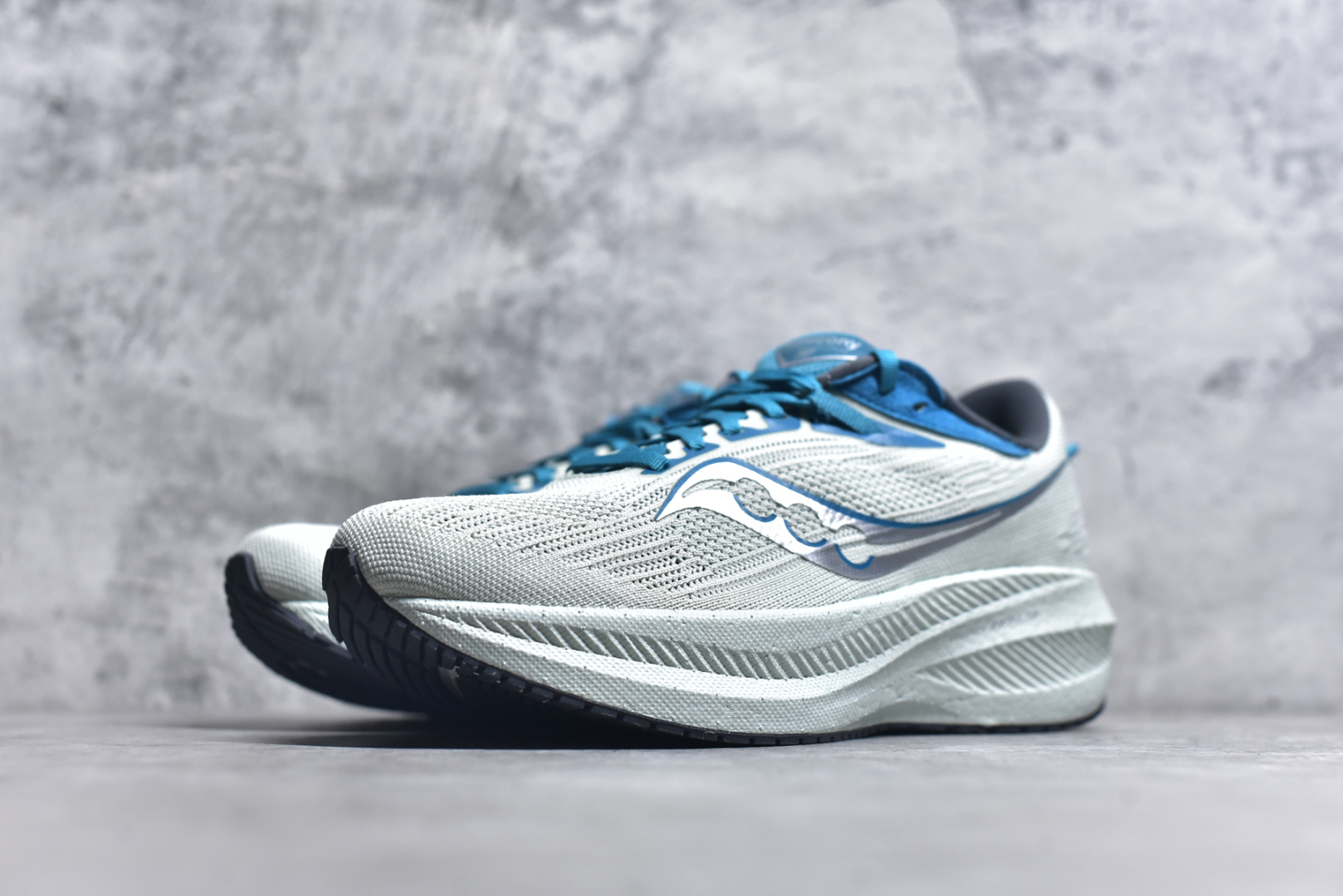 图片[2]-#Saucony Triumph 21 索康尼胜利21代旗舰级缓震型跑鞋 性能相比前几代再升级：鞋面采用全新升级的工学网设计 贴合脚部更透气 中底部分使用最新的PWRRUN+材质 搭配PWRRUN+鞋垫使中底的大幅加厚 10mm坡差进一步提供缓震、回弹性能 内底则采用了FORMFIT动态适应系统 动态契合脚型 提升包裹性和舒适性 提供更卓越的动态回馈体验 XT-900橡胶大底 可提供良好的抓地力和较强抗磨性能 尺码：36 36.5 37.5 38 38.5 39 40 40.5 41 42 42.5 43 44 44.5 45 46-选品中心