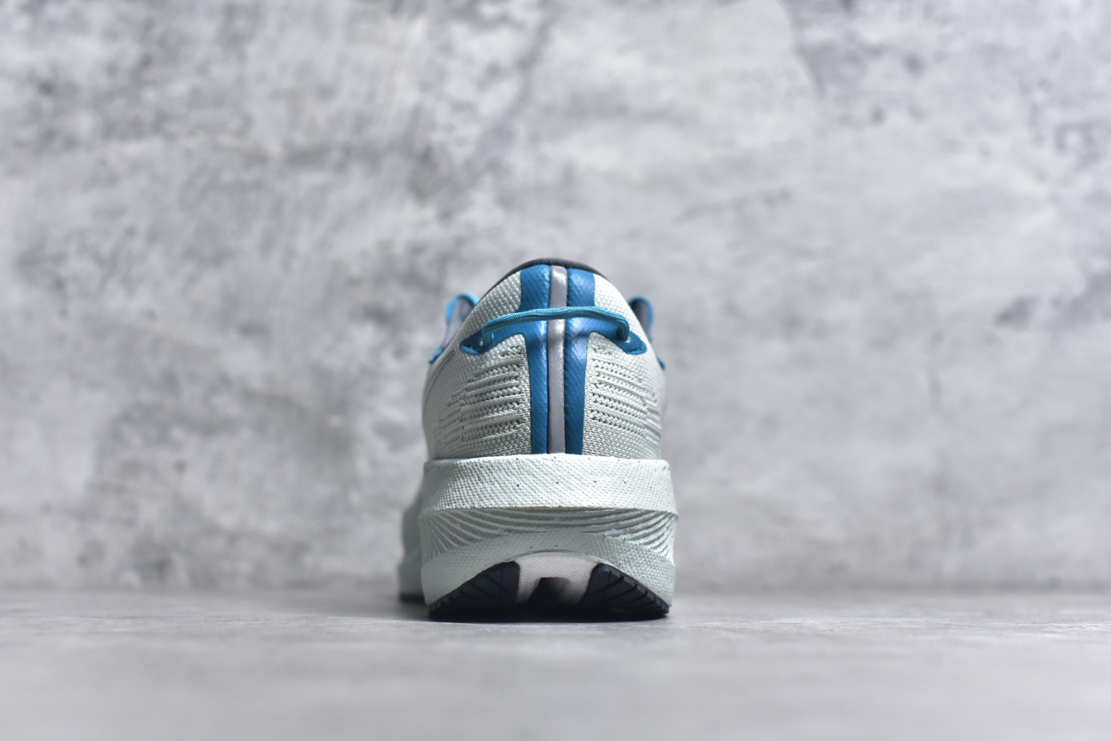 图片[5]-#Saucony Triumph 21 索康尼胜利21代旗舰级缓震型跑鞋 性能相比前几代再升级：鞋面采用全新升级的工学网设计 贴合脚部更透气 中底部分使用最新的PWRRUN+材质 搭配PWRRUN+鞋垫使中底的大幅加厚 10mm坡差进一步提供缓震、回弹性能 内底则采用了FORMFIT动态适应系统 动态契合脚型 提升包裹性和舒适性 提供更卓越的动态回馈体验 XT-900橡胶大底 可提供良好的抓地力和较强抗磨性能 尺码：36 36.5 37.5 38 38.5 39 40 40.5 41 42 42.5 43 44 44.5 45 46-选品中心