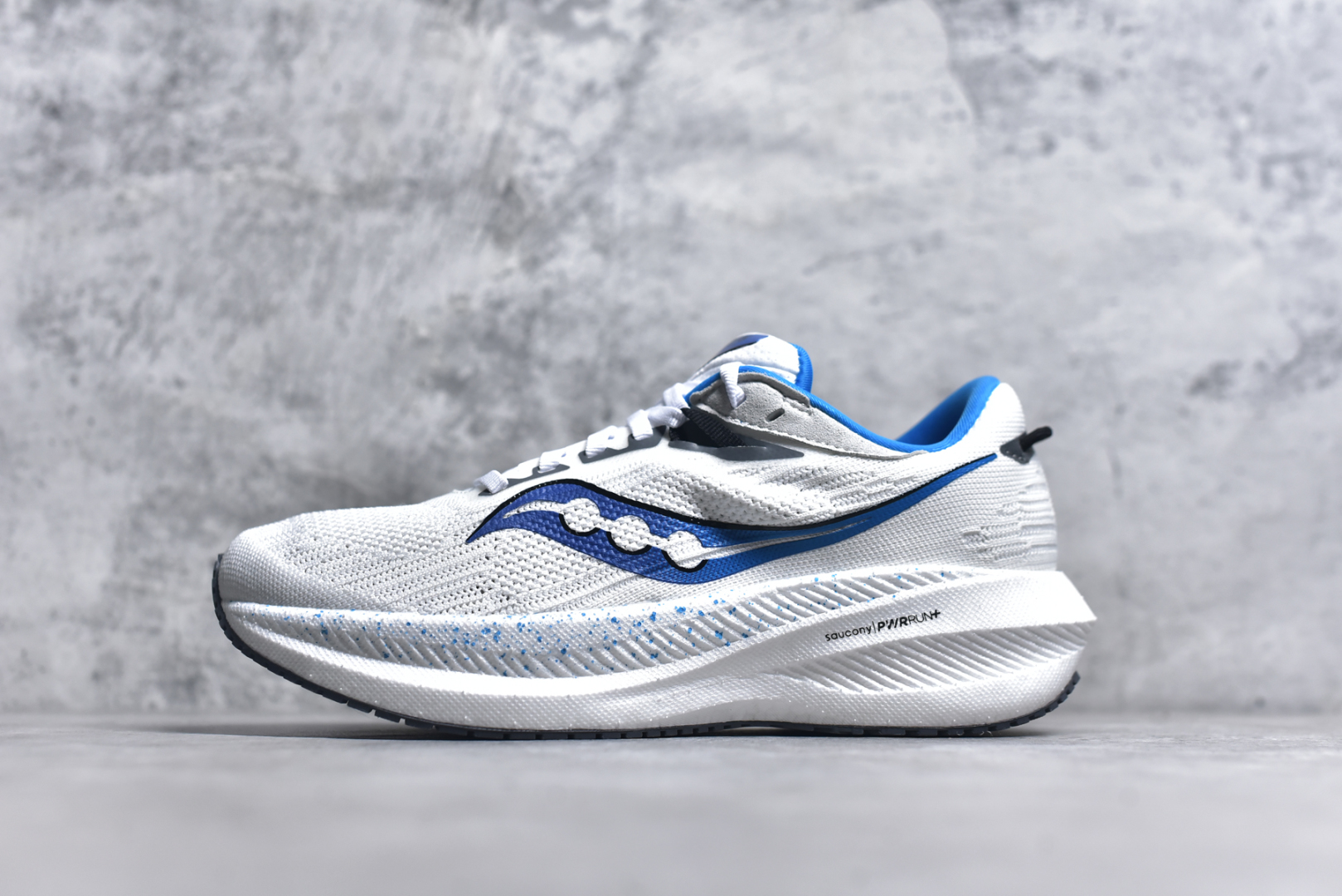#Saucony Triumph 21 索康尼胜利21代旗舰级缓震型跑鞋 性能相比前几代再升级：鞋面采用全新升级的工学网设计 贴合脚部更透气 中底部分使用最新的PWRRUN+材质 搭配PWRRUN+鞋垫使中底的大幅加厚 10mm坡差进一步提供缓震、回弹性能 内底则采用了FORMFIT动态适应系统 动态契合脚型 提升包裹性和舒适性 提供更卓越的动态回馈体验 XT-900橡胶大底 可提供良好的抓地力和较强抗磨性能 尺码：36 36.5 37.5 38 38.5 39 40 40.5 41 42 42.5 43 44 44.5 45 46-选品中心