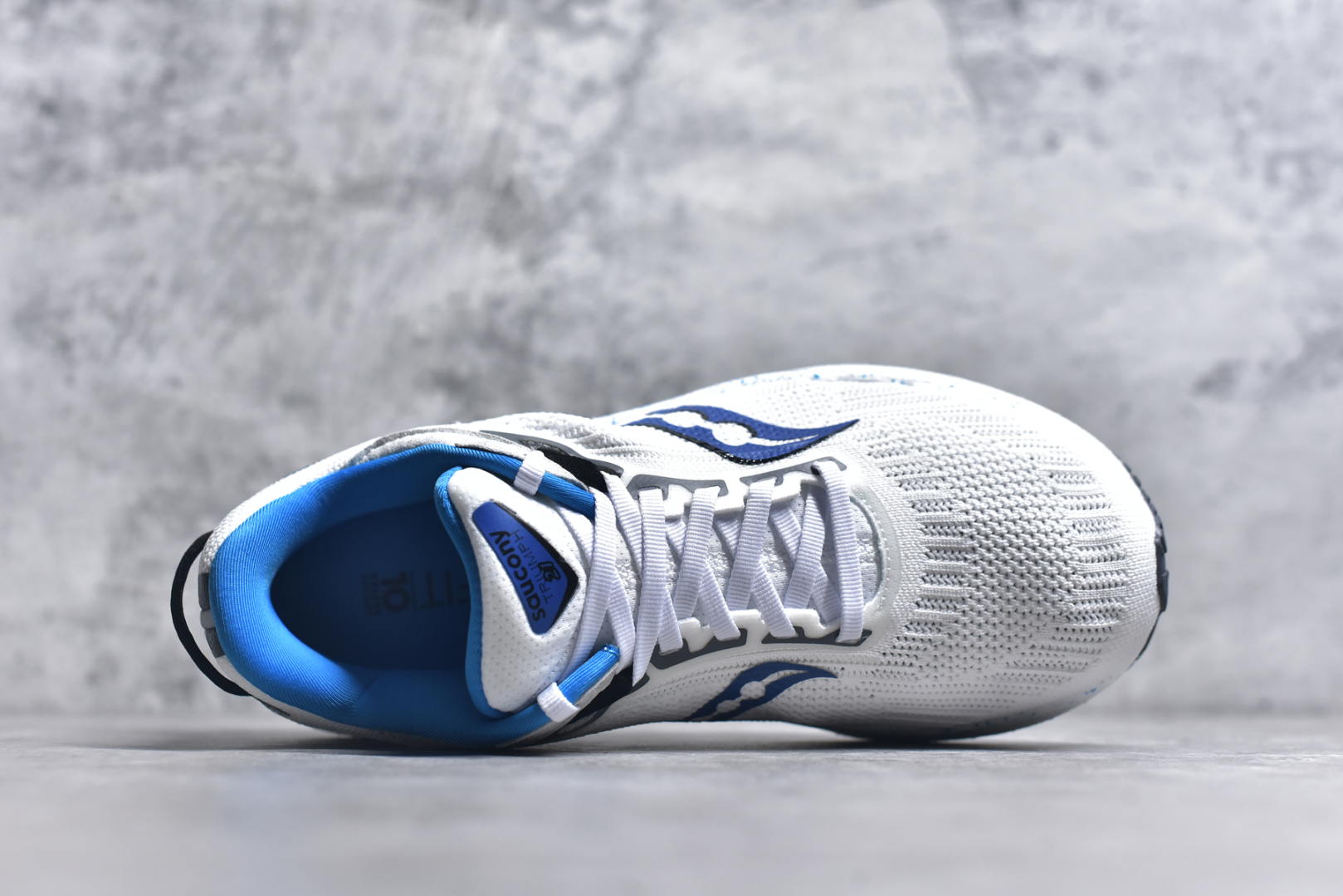 图片[4]-#Saucony Triumph 21 索康尼胜利21代旗舰级缓震型跑鞋 性能相比前几代再升级：鞋面采用全新升级的工学网设计 贴合脚部更透气 中底部分使用最新的PWRRUN+材质 搭配PWRRUN+鞋垫使中底的大幅加厚 10mm坡差进一步提供缓震、回弹性能 内底则采用了FORMFIT动态适应系统 动态契合脚型 提升包裹性和舒适性 提供更卓越的动态回馈体验 XT-900橡胶大底 可提供良好的抓地力和较强抗磨性能 尺码：36 36.5 37.5 38 38.5 39 40 40.5 41 42 42.5 43 44 44.5 45 46-选品中心
