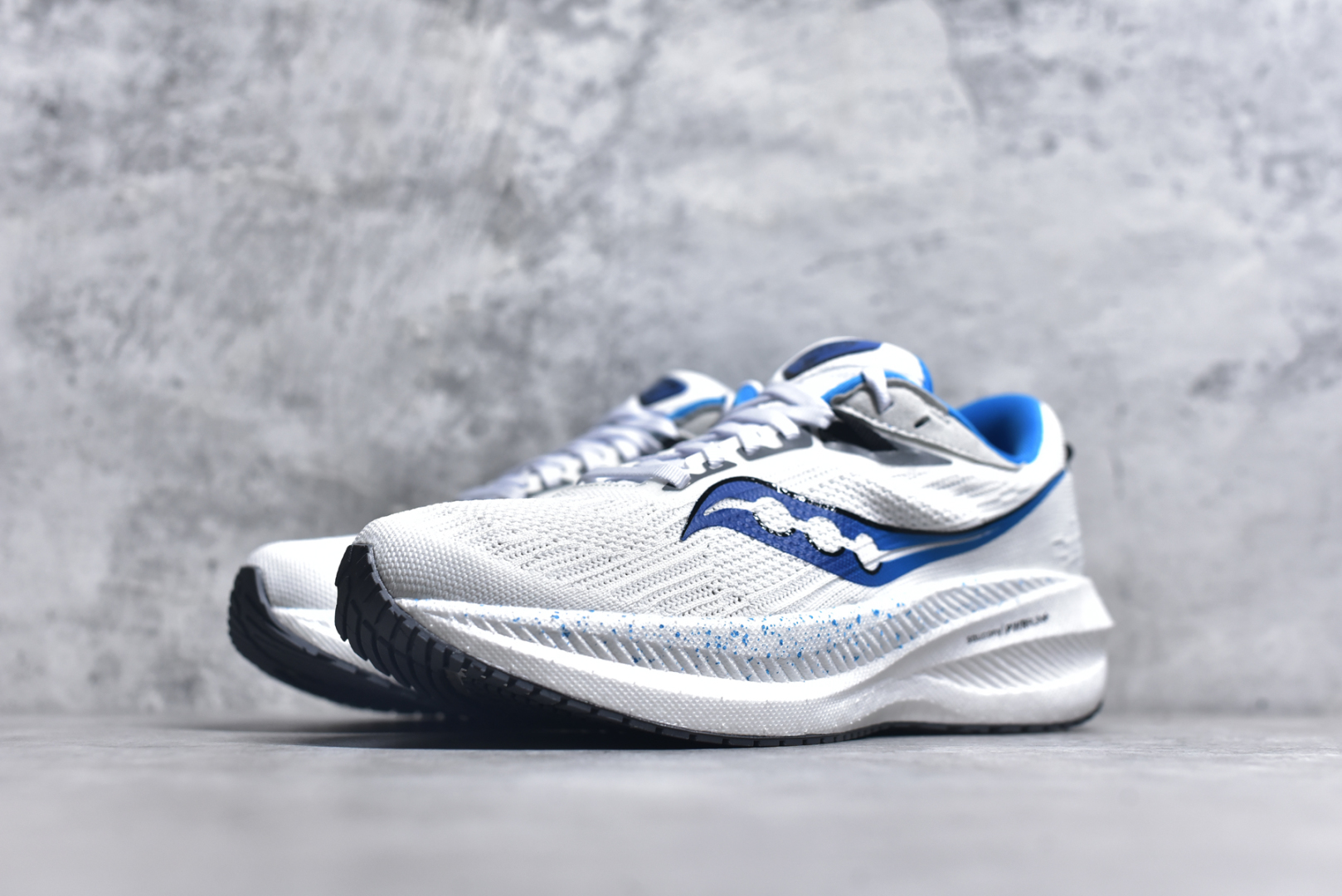 图片[2]-#Saucony Triumph 21 索康尼胜利21代旗舰级缓震型跑鞋 性能相比前几代再升级：鞋面采用全新升级的工学网设计 贴合脚部更透气 中底部分使用最新的PWRRUN+材质 搭配PWRRUN+鞋垫使中底的大幅加厚 10mm坡差进一步提供缓震、回弹性能 内底则采用了FORMFIT动态适应系统 动态契合脚型 提升包裹性和舒适性 提供更卓越的动态回馈体验 XT-900橡胶大底 可提供良好的抓地力和较强抗磨性能 尺码：36 36.5 37.5 38 38.5 39 40 40.5 41 42 42.5 43 44 44.5 45 46-选品中心