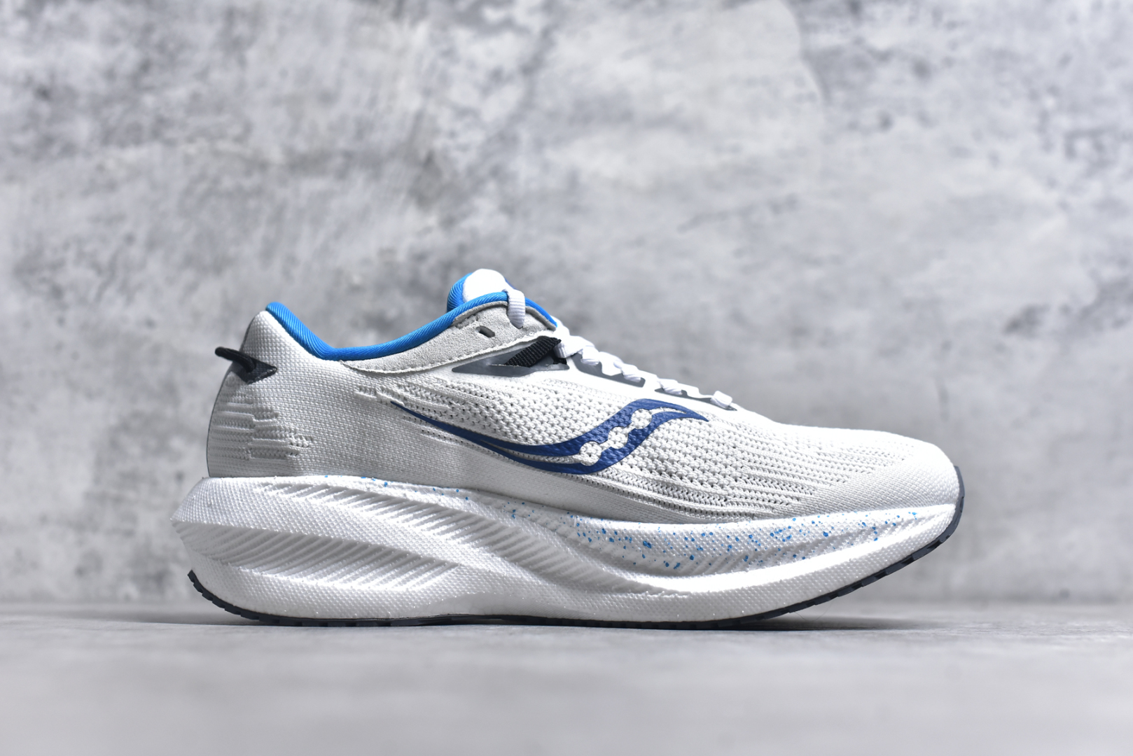 图片[3]-#Saucony Triumph 21 索康尼胜利21代旗舰级缓震型跑鞋 性能相比前几代再升级：鞋面采用全新升级的工学网设计 贴合脚部更透气 中底部分使用最新的PWRRUN+材质 搭配PWRRUN+鞋垫使中底的大幅加厚 10mm坡差进一步提供缓震、回弹性能 内底则采用了FORMFIT动态适应系统 动态契合脚型 提升包裹性和舒适性 提供更卓越的动态回馈体验 XT-900橡胶大底 可提供良好的抓地力和较强抗磨性能 尺码：36 36.5 37.5 38 38.5 39 40 40.5 41 42 42.5 43 44 44.5 45 46-选品中心