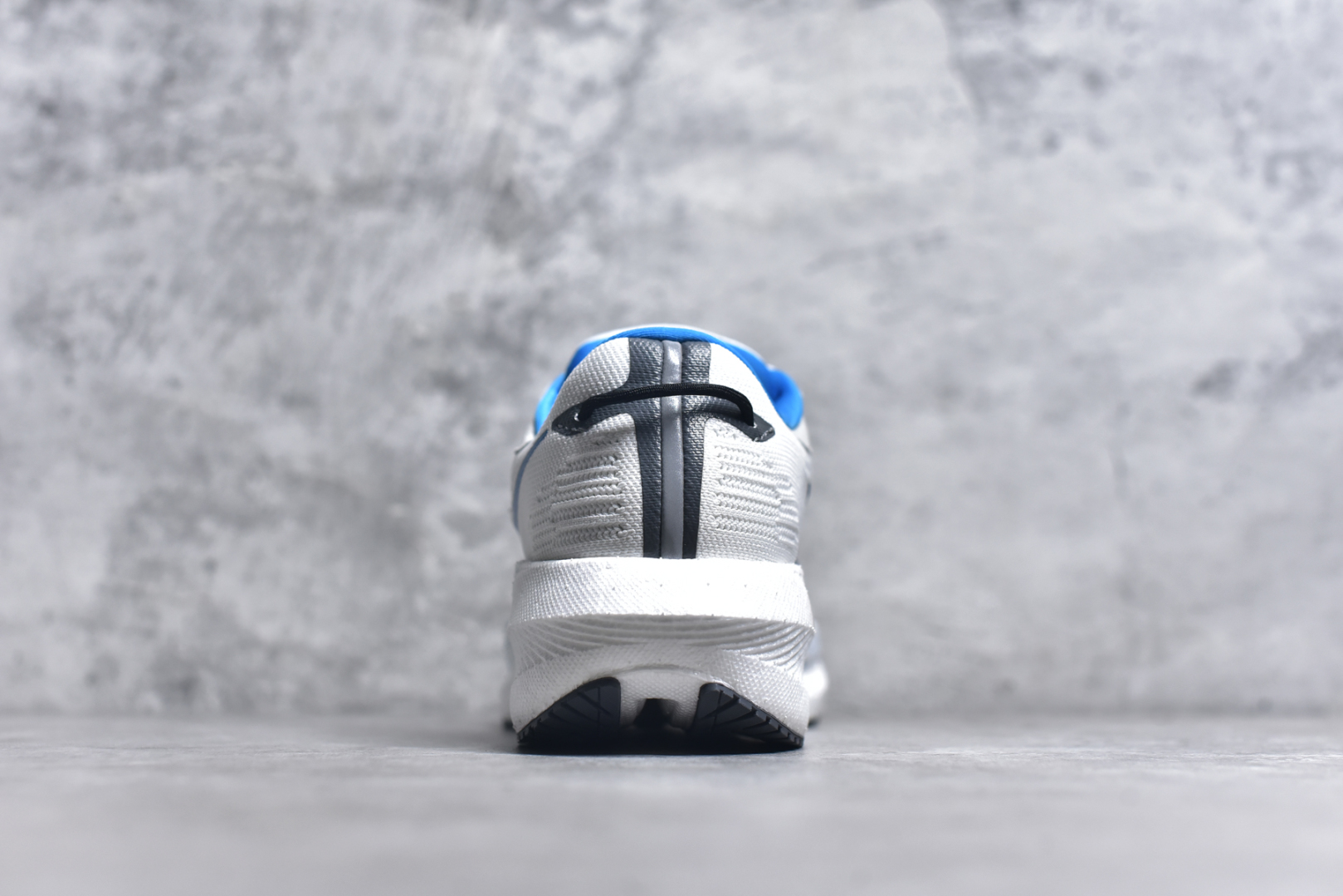 图片[5]-#Saucony Triumph 21 索康尼胜利21代旗舰级缓震型跑鞋 性能相比前几代再升级：鞋面采用全新升级的工学网设计 贴合脚部更透气 中底部分使用最新的PWRRUN+材质 搭配PWRRUN+鞋垫使中底的大幅加厚 10mm坡差进一步提供缓震、回弹性能 内底则采用了FORMFIT动态适应系统 动态契合脚型 提升包裹性和舒适性 提供更卓越的动态回馈体验 XT-900橡胶大底 可提供良好的抓地力和较强抗磨性能 尺码：36 36.5 37.5 38 38.5 39 40 40.5 41 42 42.5 43 44 44.5 45 46-选品中心