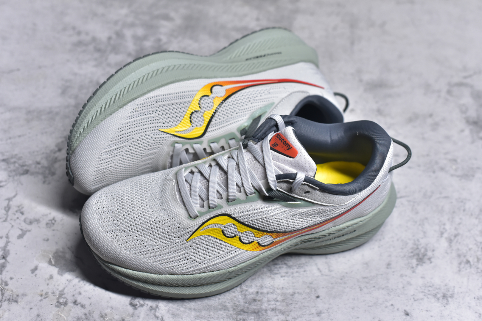 图片[7]-#Saucony Triumph 21 索康尼胜利21代旗舰级缓震型跑鞋 性能相比前几代再升级：鞋面采用全新升级的工学网设计 贴合脚部更透气 中底部分使用最新的PWRRUN+材质 搭配PWRRUN+鞋垫使中底的大幅加厚 10mm坡差进一步提供缓震、回弹性能 内底则采用了FORMFIT动态适应系统 动态契合脚型 提升包裹性和舒适性 提供更卓越的动态回馈体验 XT-900橡胶大底 可提供良好的抓地力和较强抗磨性能 尺码：36 36.5 37.5 38 38.5 39 40 40.5 41 42 42.5 43 44 44.5 45 46-选品中心