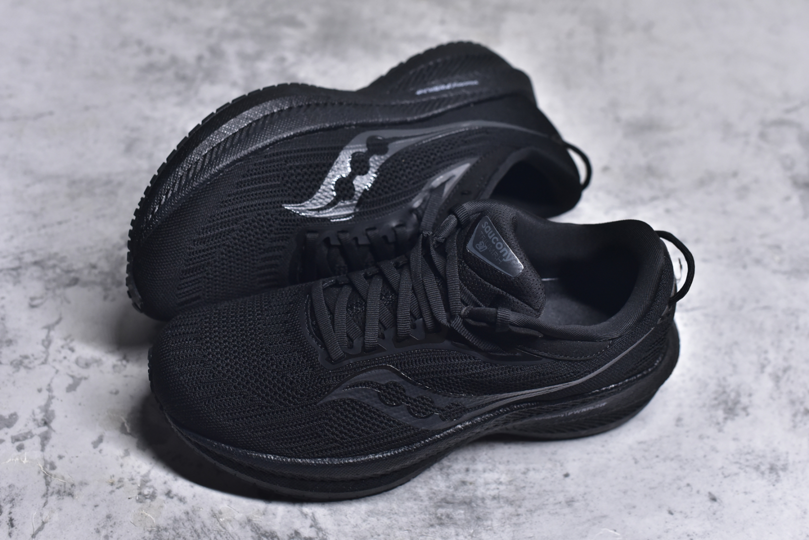 图片[7]-#Saucony Triumph 21 索康尼胜利21代旗舰级缓震型跑鞋 性能相比前几代再升级：鞋面采用全新升级的工学网设计 贴合脚部更透气 中底部分使用最新的PWRRUN+材质 搭配PWRRUN+鞋垫使中底的大幅加厚 10mm坡差进一步提供缓震、回弹性能 内底则采用了FORMFIT动态适应系统 动态契合脚型 提升包裹性和舒适性 提供更卓越的动态回馈体验 XT-900橡胶大底 可提供良好的抓地力和较强抗磨性能 尺码：36 36.5 37.5 38 38.5 39 40 40.5 41 42 42.5 43 44 44.5 45 46-选品中心