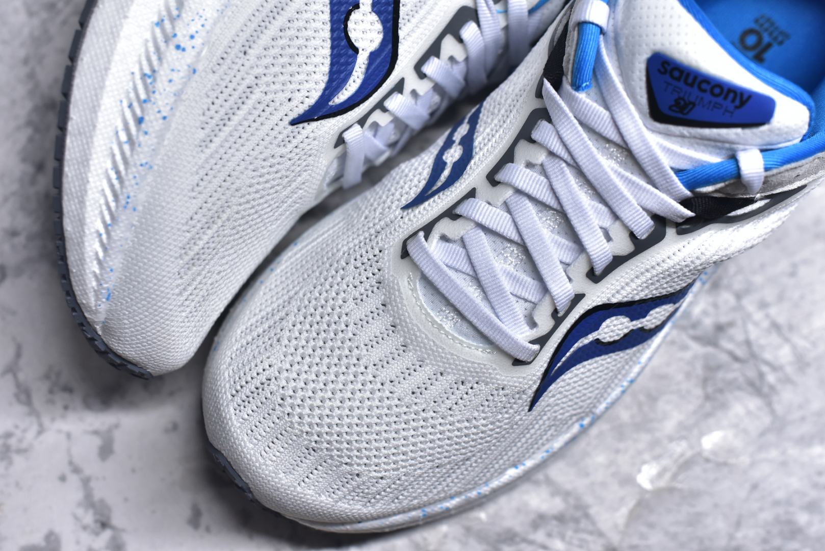图片[8]-#Saucony Triumph 21 索康尼胜利21代旗舰级缓震型跑鞋 性能相比前几代再升级：鞋面采用全新升级的工学网设计 贴合脚部更透气 中底部分使用最新的PWRRUN+材质 搭配PWRRUN+鞋垫使中底的大幅加厚 10mm坡差进一步提供缓震、回弹性能 内底则采用了FORMFIT动态适应系统 动态契合脚型 提升包裹性和舒适性 提供更卓越的动态回馈体验 XT-900橡胶大底 可提供良好的抓地力和较强抗磨性能 尺码：36 36.5 37.5 38 38.5 39 40 40.5 41 42 42.5 43 44 44.5 45 46-选品中心
