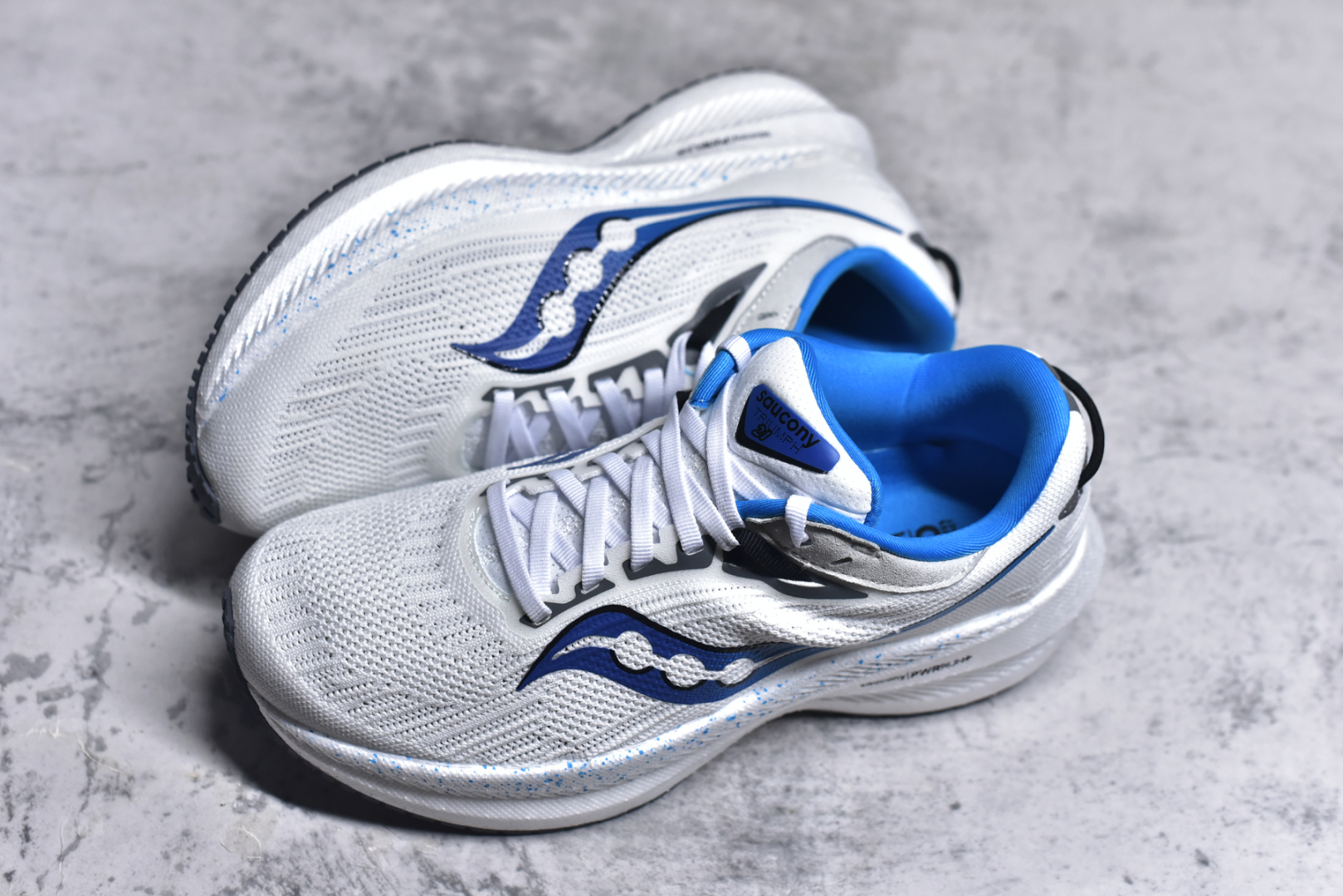 图片[7]-#Saucony Triumph 21 索康尼胜利21代旗舰级缓震型跑鞋 性能相比前几代再升级：鞋面采用全新升级的工学网设计 贴合脚部更透气 中底部分使用最新的PWRRUN+材质 搭配PWRRUN+鞋垫使中底的大幅加厚 10mm坡差进一步提供缓震、回弹性能 内底则采用了FORMFIT动态适应系统 动态契合脚型 提升包裹性和舒适性 提供更卓越的动态回馈体验 XT-900橡胶大底 可提供良好的抓地力和较强抗磨性能 尺码：36 36.5 37.5 38 38.5 39 40 40.5 41 42 42.5 43 44 44.5 45 46-选品中心