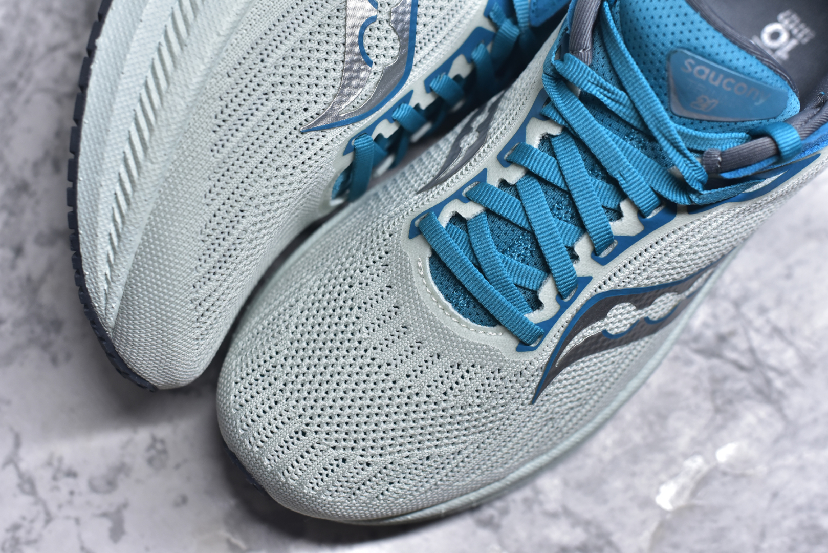 图片[8]-#Saucony Triumph 21 索康尼胜利21代旗舰级缓震型跑鞋 性能相比前几代再升级：鞋面采用全新升级的工学网设计 贴合脚部更透气 中底部分使用最新的PWRRUN+材质 搭配PWRRUN+鞋垫使中底的大幅加厚 10mm坡差进一步提供缓震、回弹性能 内底则采用了FORMFIT动态适应系统 动态契合脚型 提升包裹性和舒适性 提供更卓越的动态回馈体验 XT-900橡胶大底 可提供良好的抓地力和较强抗磨性能 尺码：36 36.5 37.5 38 38.5 39 40 40.5 41 42 42.5 43 44 44.5 45 46-选品中心