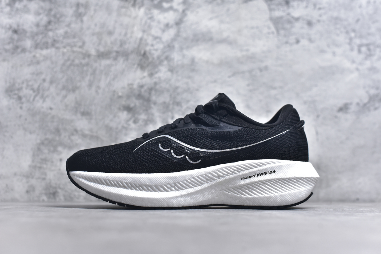 #Saucony Triumph 21 索康尼胜利21代旗舰级缓震型跑鞋 性能相比前几代再升级：鞋面采用全新升级的工学网设计 贴合脚部更透气 中底部分使用最新的PWRRUN+材质 搭配PWRRUN+鞋垫使中底的大幅加厚 10mm坡差进一步提供缓震、回弹性能 内底则采用了FORMFIT动态适应系统 动态契合脚型 提升包裹性和舒适性 提供更卓越的动态回馈体验 XT-900橡胶大底 可提供良好的抓地力和较强抗磨性能 尺码：36 36.5 37.5 38 38.5 39 40 40.5 41 42 42.5 43 44 44.5 45 46-选品中心