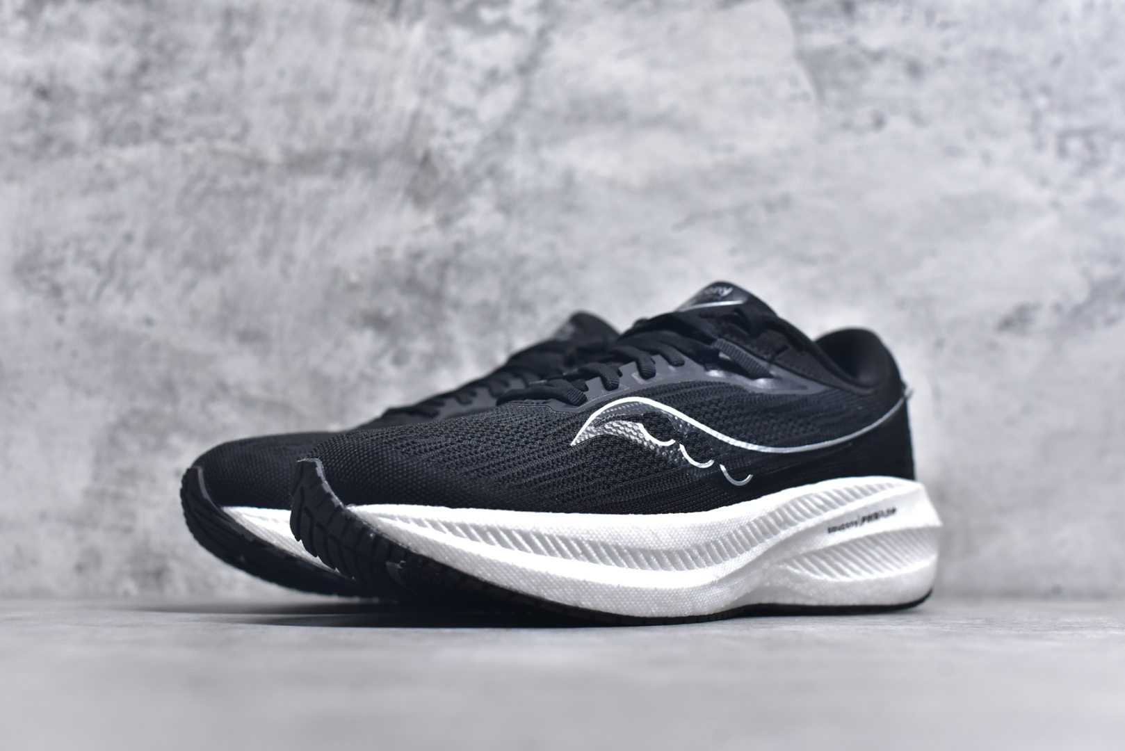 图片[2]-#Saucony Triumph 21 索康尼胜利21代旗舰级缓震型跑鞋 性能相比前几代再升级：鞋面采用全新升级的工学网设计 贴合脚部更透气 中底部分使用最新的PWRRUN+材质 搭配PWRRUN+鞋垫使中底的大幅加厚 10mm坡差进一步提供缓震、回弹性能 内底则采用了FORMFIT动态适应系统 动态契合脚型 提升包裹性和舒适性 提供更卓越的动态回馈体验 XT-900橡胶大底 可提供良好的抓地力和较强抗磨性能 尺码：36 36.5 37.5 38 38.5 39 40 40.5 41 42 42.5 43 44 44.5 45 46-选品中心
