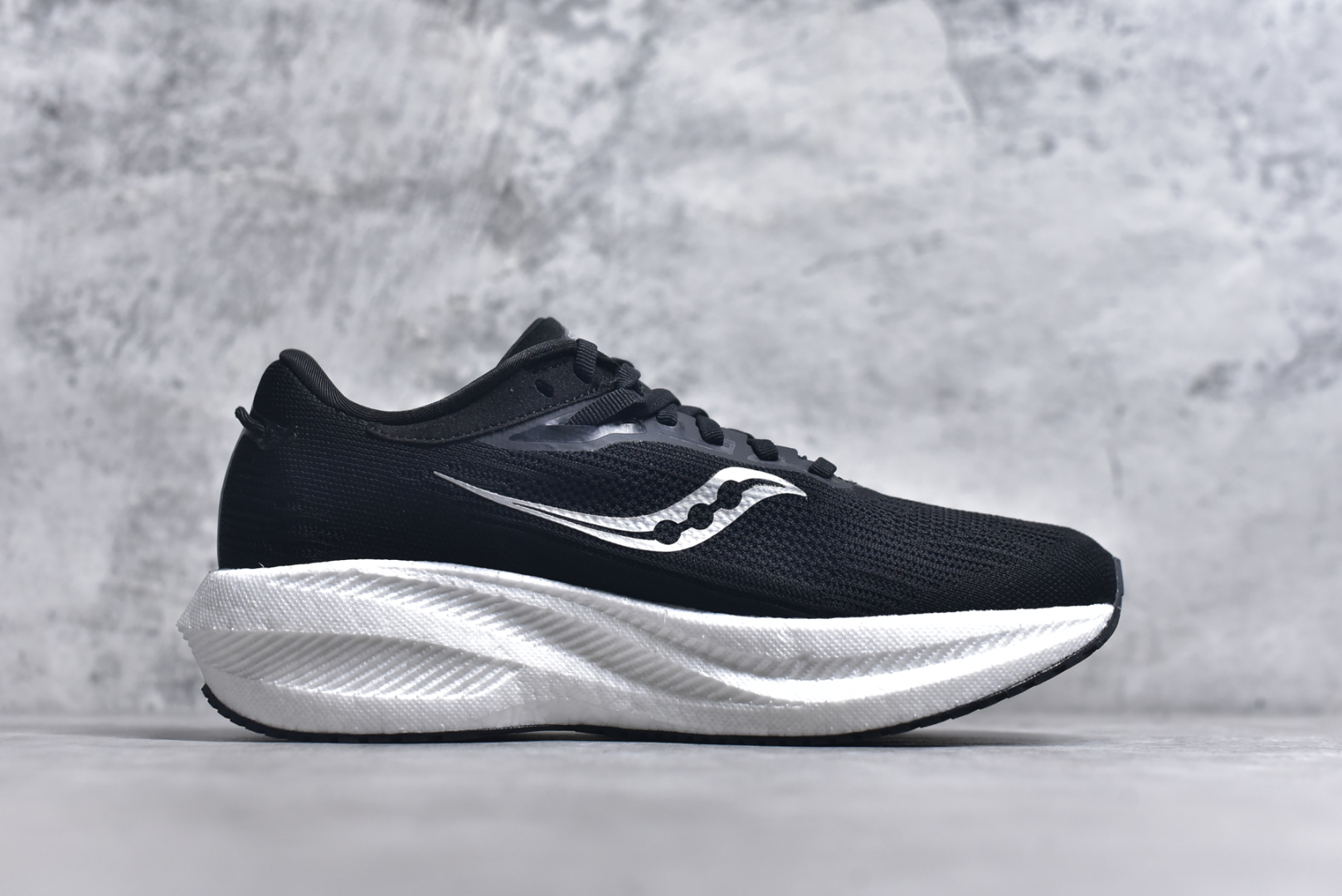 图片[3]-#Saucony Triumph 21 索康尼胜利21代旗舰级缓震型跑鞋 性能相比前几代再升级：鞋面采用全新升级的工学网设计 贴合脚部更透气 中底部分使用最新的PWRRUN+材质 搭配PWRRUN+鞋垫使中底的大幅加厚 10mm坡差进一步提供缓震、回弹性能 内底则采用了FORMFIT动态适应系统 动态契合脚型 提升包裹性和舒适性 提供更卓越的动态回馈体验 XT-900橡胶大底 可提供良好的抓地力和较强抗磨性能 尺码：36 36.5 37.5 38 38.5 39 40 40.5 41 42 42.5 43 44 44.5 45 46-选品中心