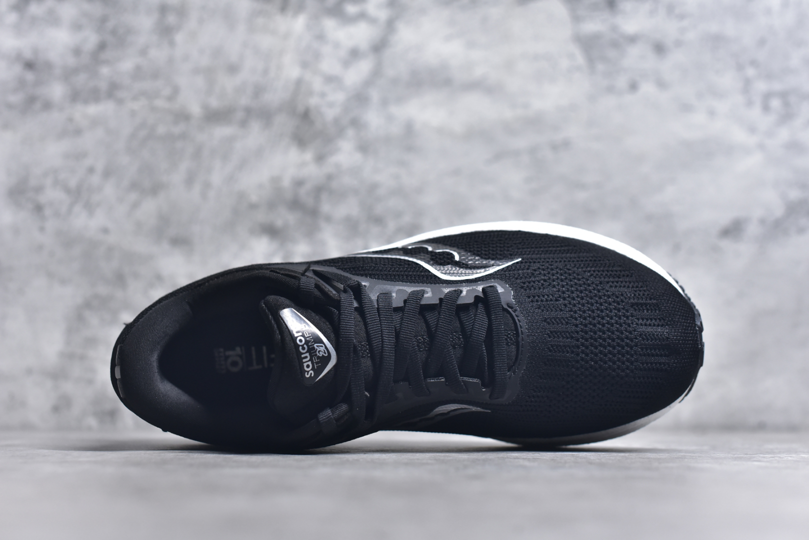 图片[4]-#Saucony Triumph 21 索康尼胜利21代旗舰级缓震型跑鞋 性能相比前几代再升级：鞋面采用全新升级的工学网设计 贴合脚部更透气 中底部分使用最新的PWRRUN+材质 搭配PWRRUN+鞋垫使中底的大幅加厚 10mm坡差进一步提供缓震、回弹性能 内底则采用了FORMFIT动态适应系统 动态契合脚型 提升包裹性和舒适性 提供更卓越的动态回馈体验 XT-900橡胶大底 可提供良好的抓地力和较强抗磨性能 尺码：36 36.5 37.5 38 38.5 39 40 40.5 41 42 42.5 43 44 44.5 45 46-选品中心