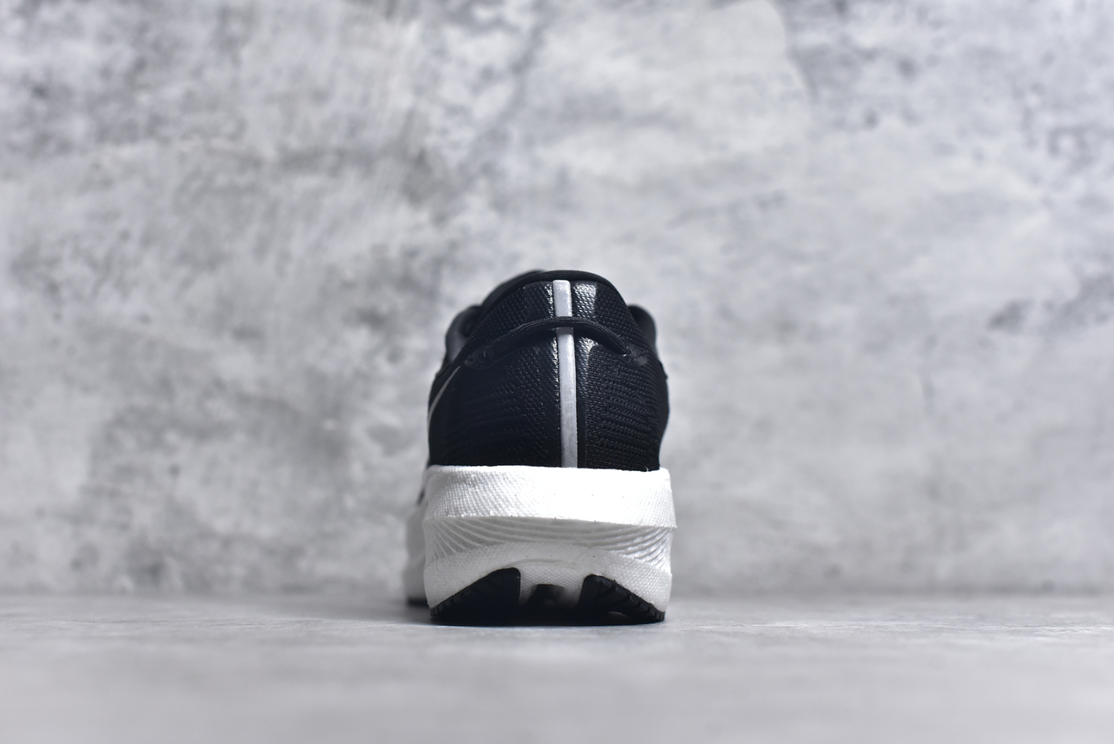 图片[5]-#Saucony Triumph 21 索康尼胜利21代旗舰级缓震型跑鞋 性能相比前几代再升级：鞋面采用全新升级的工学网设计 贴合脚部更透气 中底部分使用最新的PWRRUN+材质 搭配PWRRUN+鞋垫使中底的大幅加厚 10mm坡差进一步提供缓震、回弹性能 内底则采用了FORMFIT动态适应系统 动态契合脚型 提升包裹性和舒适性 提供更卓越的动态回馈体验 XT-900橡胶大底 可提供良好的抓地力和较强抗磨性能 尺码：36 36.5 37.5 38 38.5 39 40 40.5 41 42 42.5 43 44 44.5 45 46-选品中心