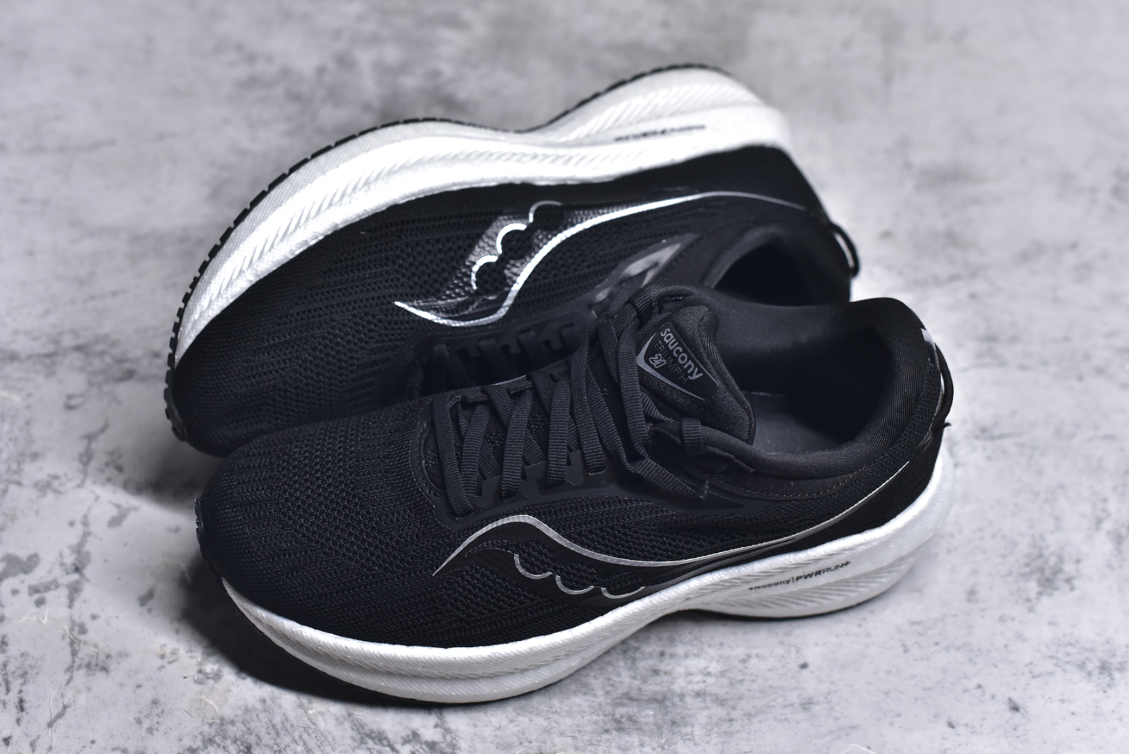 图片[7]-#Saucony Triumph 21 索康尼胜利21代旗舰级缓震型跑鞋 性能相比前几代再升级：鞋面采用全新升级的工学网设计 贴合脚部更透气 中底部分使用最新的PWRRUN+材质 搭配PWRRUN+鞋垫使中底的大幅加厚 10mm坡差进一步提供缓震、回弹性能 内底则采用了FORMFIT动态适应系统 动态契合脚型 提升包裹性和舒适性 提供更卓越的动态回馈体验 XT-900橡胶大底 可提供良好的抓地力和较强抗磨性能 尺码：36 36.5 37.5 38 38.5 39 40 40.5 41 42 42.5 43 44 44.5 45 46-选品中心