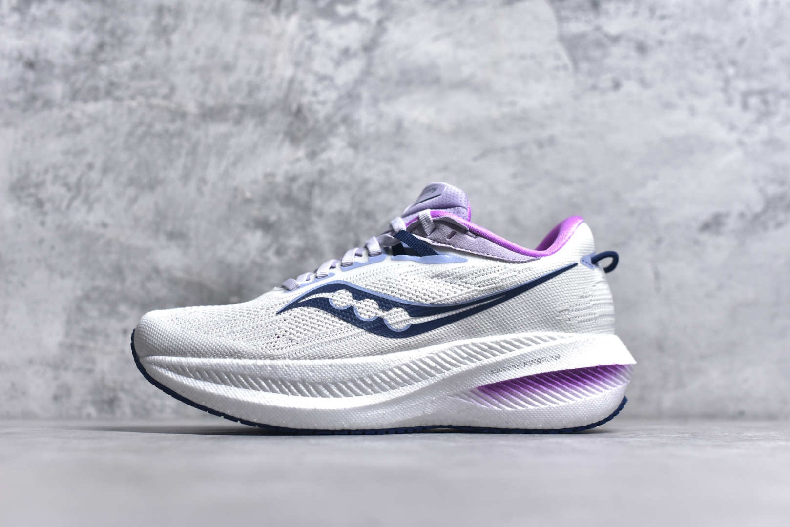 #Saucony Triumph 21 索康尼胜利21代旗舰级缓震型跑鞋 性能相比前几代再升级：鞋面采用全新升级的工学网设计 贴合脚部更透气 中底部分使用最新的PWRRUN+材质 搭配PWRRUN+鞋垫使中底的大幅加厚 10mm坡差进一步提供缓震、回弹性能 内底则采用了FORMFIT动态适应系统 动态契合脚型 提升包裹性和舒适性 提供更卓越的动态回馈体验 XT-900橡胶大底 可提供良好的抓地力和较强抗磨性能 尺码：36 36.5 37.5 38 38.5 39 40 40.5 41 42 42.5 43 44 44.5 45 46-选品中心