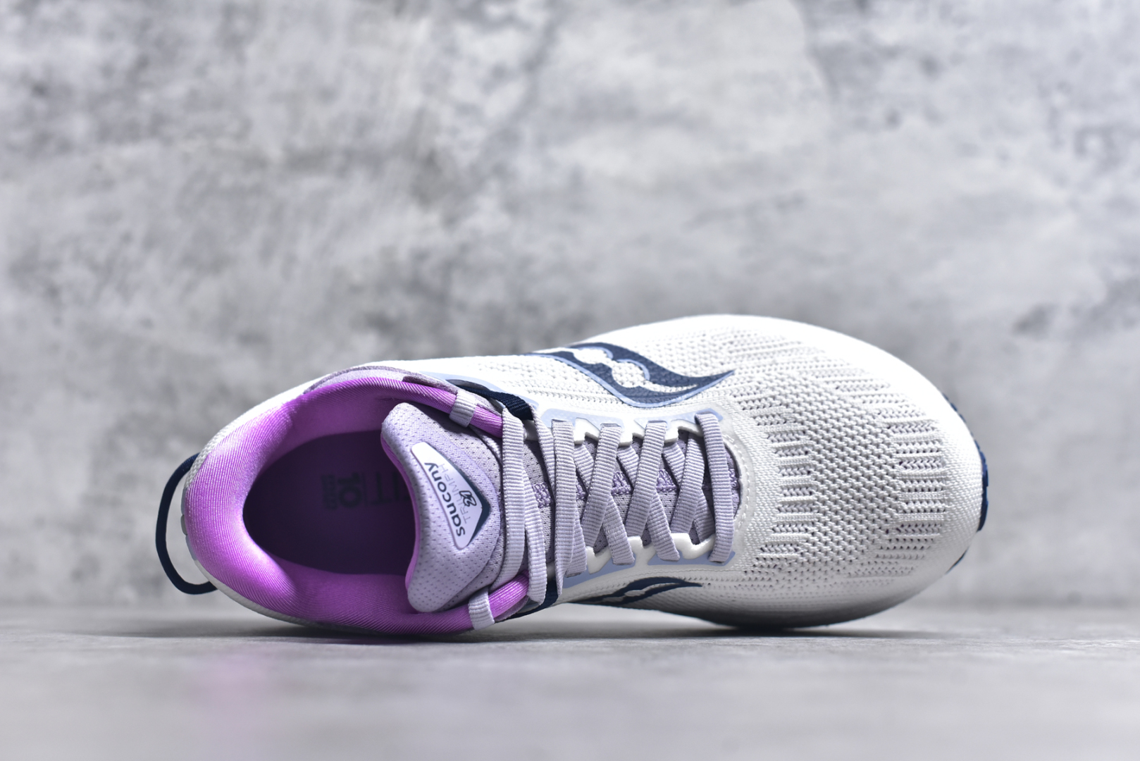 图片[4]-#Saucony Triumph 21 索康尼胜利21代旗舰级缓震型跑鞋 性能相比前几代再升级：鞋面采用全新升级的工学网设计 贴合脚部更透气 中底部分使用最新的PWRRUN+材质 搭配PWRRUN+鞋垫使中底的大幅加厚 10mm坡差进一步提供缓震、回弹性能 内底则采用了FORMFIT动态适应系统 动态契合脚型 提升包裹性和舒适性 提供更卓越的动态回馈体验 XT-900橡胶大底 可提供良好的抓地力和较强抗磨性能 尺码：36 36.5 37.5 38 38.5 39 40 40.5 41 42 42.5 43 44 44.5 45 46-选品中心