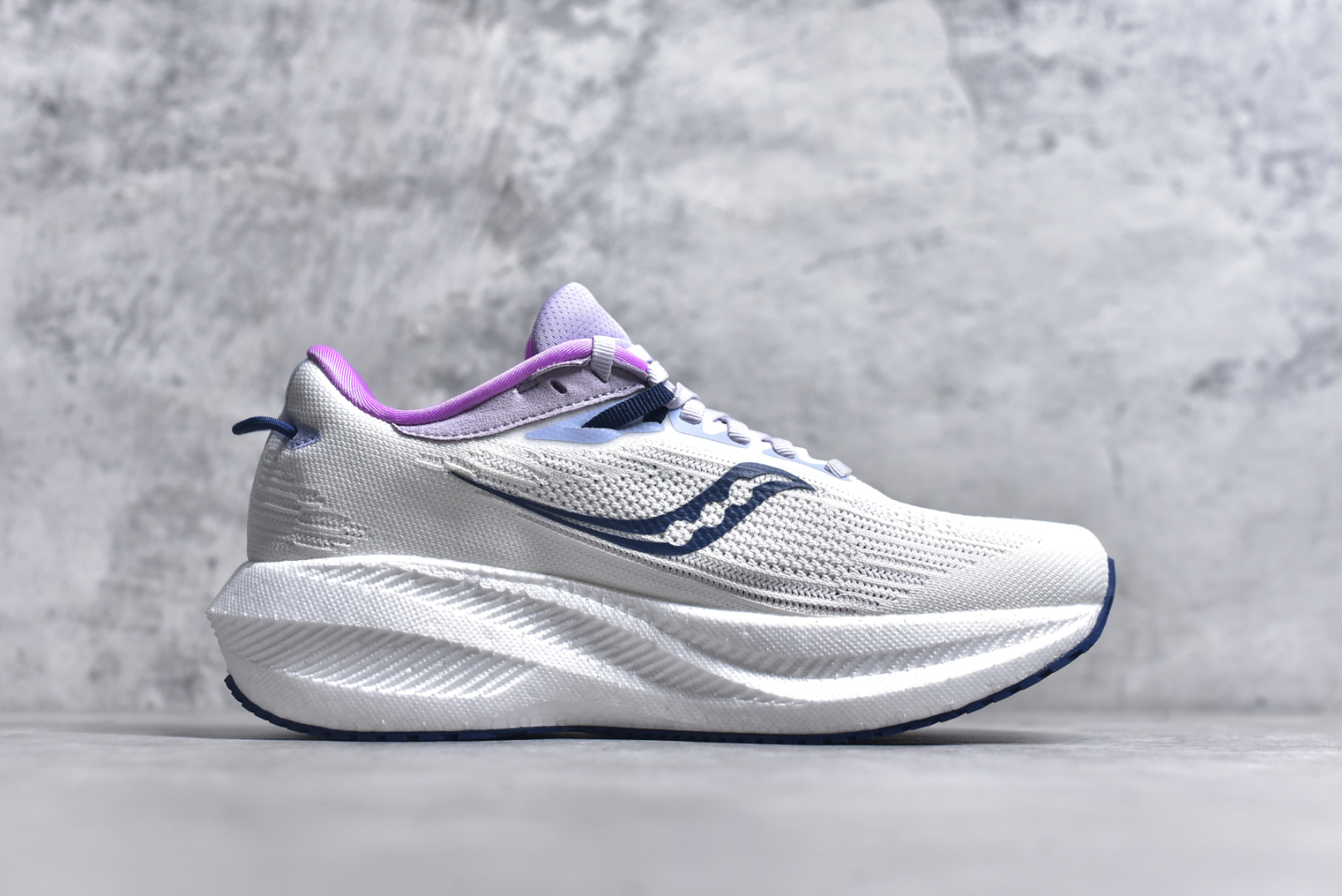 图片[3]-#Saucony Triumph 21 索康尼胜利21代旗舰级缓震型跑鞋 性能相比前几代再升级：鞋面采用全新升级的工学网设计 贴合脚部更透气 中底部分使用最新的PWRRUN+材质 搭配PWRRUN+鞋垫使中底的大幅加厚 10mm坡差进一步提供缓震、回弹性能 内底则采用了FORMFIT动态适应系统 动态契合脚型 提升包裹性和舒适性 提供更卓越的动态回馈体验 XT-900橡胶大底 可提供良好的抓地力和较强抗磨性能 尺码：36 36.5 37.5 38 38.5 39 40 40.5 41 42 42.5 43 44 44.5 45 46-选品中心