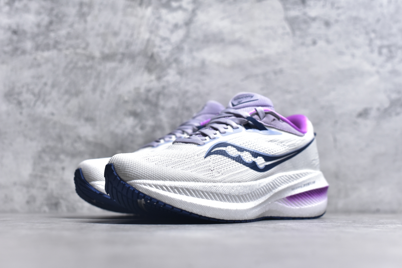 图片[2]-#Saucony Triumph 21 索康尼胜利21代旗舰级缓震型跑鞋 性能相比前几代再升级：鞋面采用全新升级的工学网设计 贴合脚部更透气 中底部分使用最新的PWRRUN+材质 搭配PWRRUN+鞋垫使中底的大幅加厚 10mm坡差进一步提供缓震、回弹性能 内底则采用了FORMFIT动态适应系统 动态契合脚型 提升包裹性和舒适性 提供更卓越的动态回馈体验 XT-900橡胶大底 可提供良好的抓地力和较强抗磨性能 尺码：36 36.5 37.5 38 38.5 39 40 40.5 41 42 42.5 43 44 44.5 45 46-选品中心