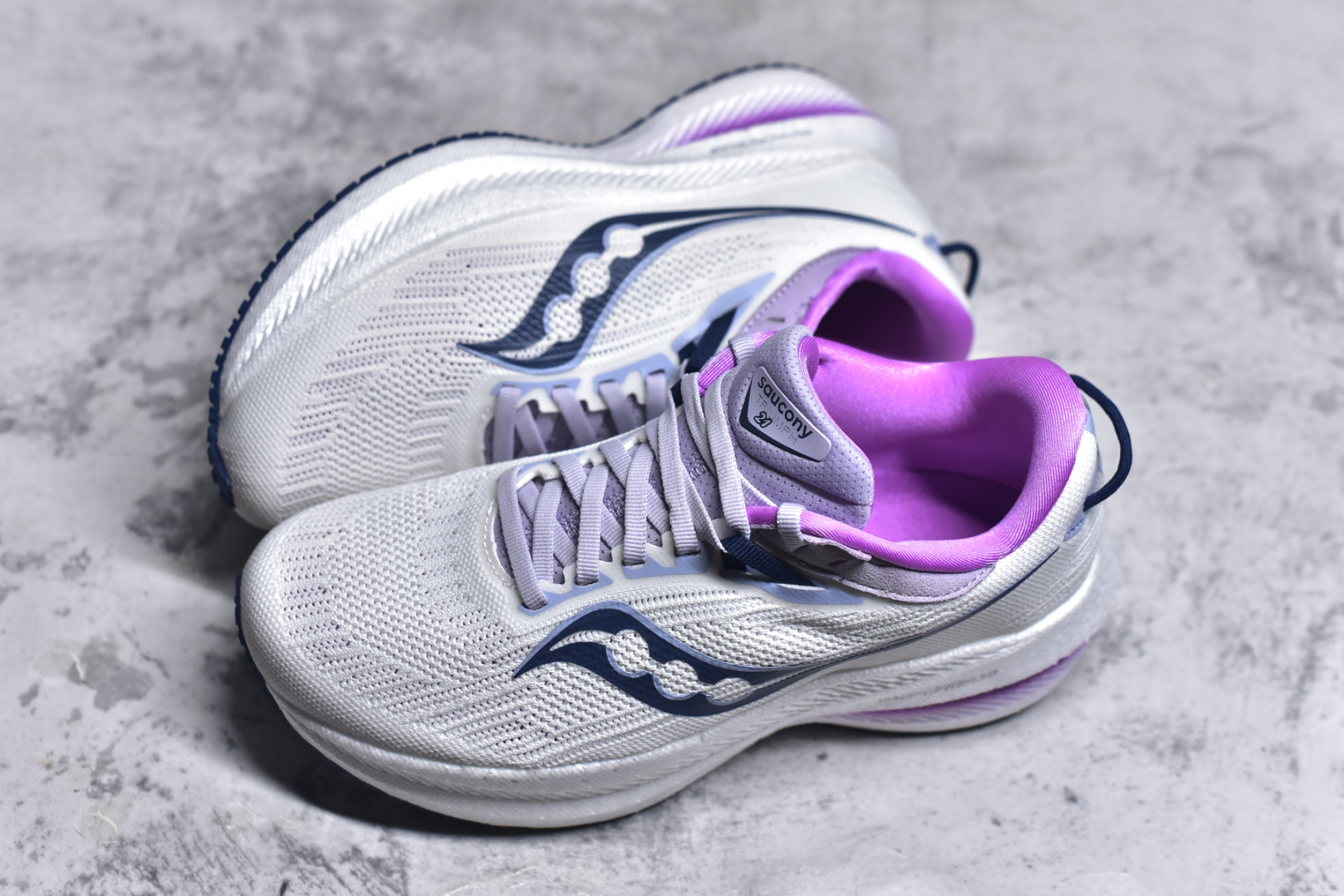 图片[7]-#Saucony Triumph 21 索康尼胜利21代旗舰级缓震型跑鞋 性能相比前几代再升级：鞋面采用全新升级的工学网设计 贴合脚部更透气 中底部分使用最新的PWRRUN+材质 搭配PWRRUN+鞋垫使中底的大幅加厚 10mm坡差进一步提供缓震、回弹性能 内底则采用了FORMFIT动态适应系统 动态契合脚型 提升包裹性和舒适性 提供更卓越的动态回馈体验 XT-900橡胶大底 可提供良好的抓地力和较强抗磨性能 尺码：36 36.5 37.5 38 38.5 39 40 40.5 41 42 42.5 43 44 44.5 45 46-选品中心