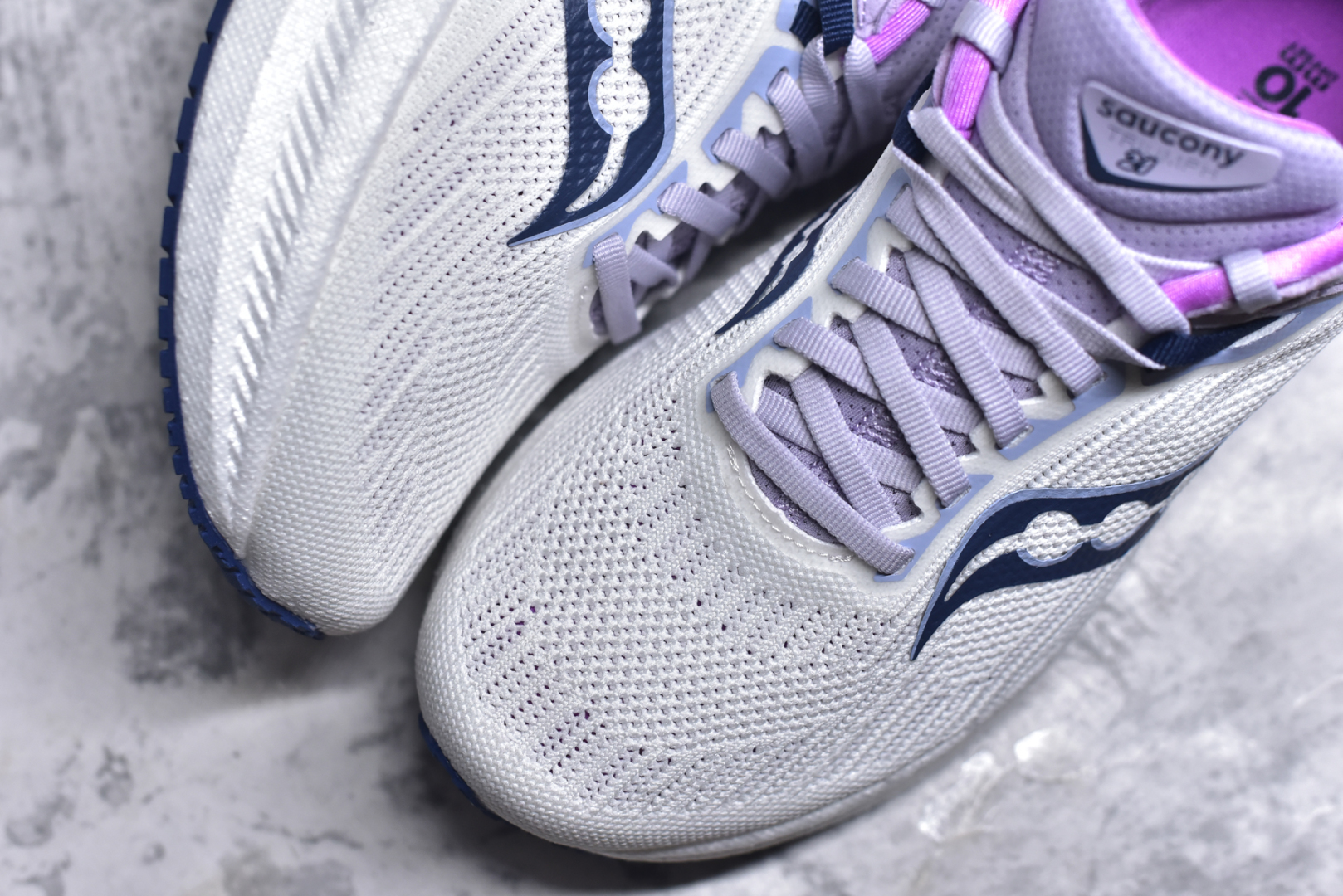 图片[8]-#Saucony Triumph 21 索康尼胜利21代旗舰级缓震型跑鞋 性能相比前几代再升级：鞋面采用全新升级的工学网设计 贴合脚部更透气 中底部分使用最新的PWRRUN+材质 搭配PWRRUN+鞋垫使中底的大幅加厚 10mm坡差进一步提供缓震、回弹性能 内底则采用了FORMFIT动态适应系统 动态契合脚型 提升包裹性和舒适性 提供更卓越的动态回馈体验 XT-900橡胶大底 可提供良好的抓地力和较强抗磨性能 尺码：36 36.5 37.5 38 38.5 39 40 40.5 41 42 42.5 43 44 44.5 45 46-选品中心