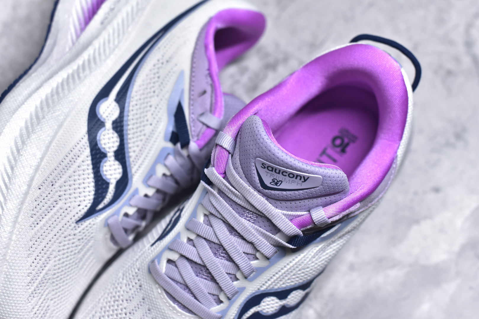 图片[9]-#Saucony Triumph 21 索康尼胜利21代旗舰级缓震型跑鞋 性能相比前几代再升级：鞋面采用全新升级的工学网设计 贴合脚部更透气 中底部分使用最新的PWRRUN+材质 搭配PWRRUN+鞋垫使中底的大幅加厚 10mm坡差进一步提供缓震、回弹性能 内底则采用了FORMFIT动态适应系统 动态契合脚型 提升包裹性和舒适性 提供更卓越的动态回馈体验 XT-900橡胶大底 可提供良好的抓地力和较强抗磨性能 尺码：36 36.5 37.5 38 38.5 39 40 40.5 41 42 42.5 43 44 44.5 45 46-选品中心
