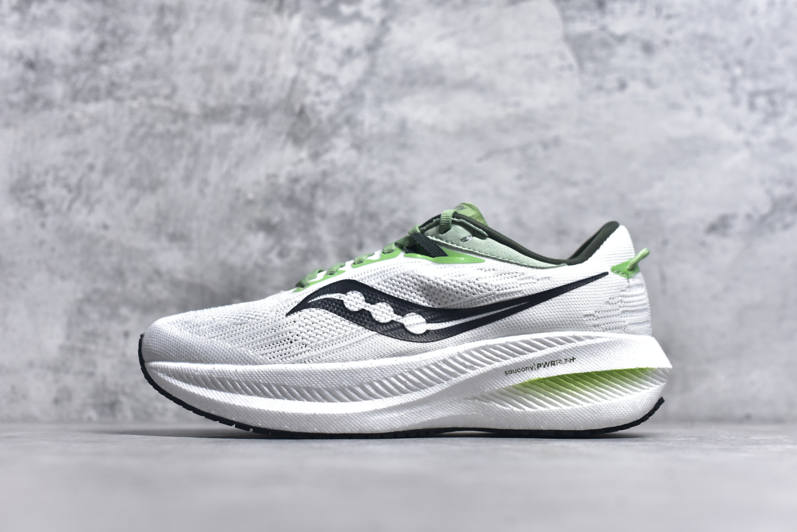 #Saucony Triumph 21 索康尼胜利21代旗舰级缓震型跑鞋 性能相比前几代再升级：鞋面采用全新升级的工学网设计 贴合脚部更透气 中底部分使用最新的PWRRUN+材质 搭配PWRRUN+鞋垫使中底的大幅加厚 10mm坡差进一步提供缓震、回弹性能 内底则采用了FORMFIT动态适应系统 动态契合脚型 提升包裹性和舒适性 提供更卓越的动态回馈体验 XT-900橡胶大底 可提供良好的抓地力和较强抗磨性能 尺码：36 36.5 37.5 38 38.5 39 40 40.5 41 42 42.5 43 44 44.5 45 46-选品中心