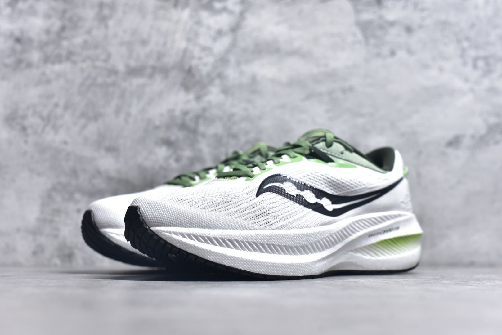 图片[2]-#Saucony Triumph 21 索康尼胜利21代旗舰级缓震型跑鞋 性能相比前几代再升级：鞋面采用全新升级的工学网设计 贴合脚部更透气 中底部分使用最新的PWRRUN+材质 搭配PWRRUN+鞋垫使中底的大幅加厚 10mm坡差进一步提供缓震、回弹性能 内底则采用了FORMFIT动态适应系统 动态契合脚型 提升包裹性和舒适性 提供更卓越的动态回馈体验 XT-900橡胶大底 可提供良好的抓地力和较强抗磨性能 尺码：36 36.5 37.5 38 38.5 39 40 40.5 41 42 42.5 43 44 44.5 45 46-选品中心