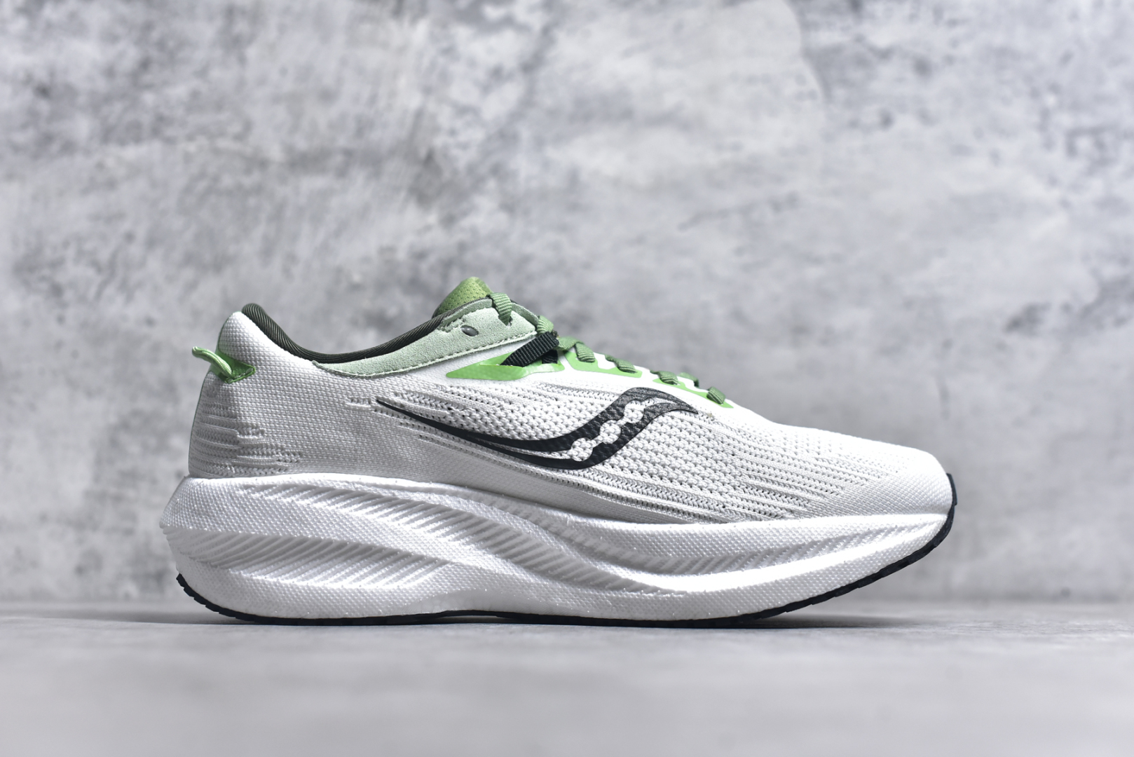 图片[3]-#Saucony Triumph 21 索康尼胜利21代旗舰级缓震型跑鞋 性能相比前几代再升级：鞋面采用全新升级的工学网设计 贴合脚部更透气 中底部分使用最新的PWRRUN+材质 搭配PWRRUN+鞋垫使中底的大幅加厚 10mm坡差进一步提供缓震、回弹性能 内底则采用了FORMFIT动态适应系统 动态契合脚型 提升包裹性和舒适性 提供更卓越的动态回馈体验 XT-900橡胶大底 可提供良好的抓地力和较强抗磨性能 尺码：36 36.5 37.5 38 38.5 39 40 40.5 41 42 42.5 43 44 44.5 45 46-选品中心
