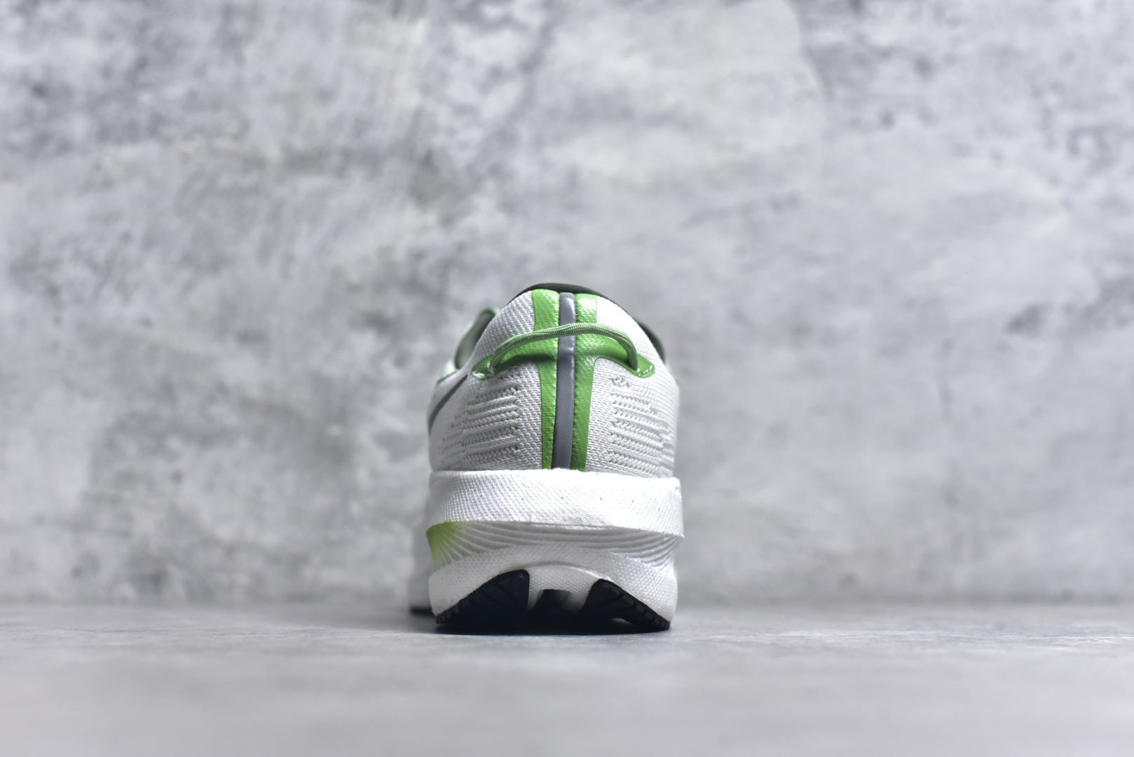图片[5]-#Saucony Triumph 21 索康尼胜利21代旗舰级缓震型跑鞋 性能相比前几代再升级：鞋面采用全新升级的工学网设计 贴合脚部更透气 中底部分使用最新的PWRRUN+材质 搭配PWRRUN+鞋垫使中底的大幅加厚 10mm坡差进一步提供缓震、回弹性能 内底则采用了FORMFIT动态适应系统 动态契合脚型 提升包裹性和舒适性 提供更卓越的动态回馈体验 XT-900橡胶大底 可提供良好的抓地力和较强抗磨性能 尺码：36 36.5 37.5 38 38.5 39 40 40.5 41 42 42.5 43 44 44.5 45 46-选品中心