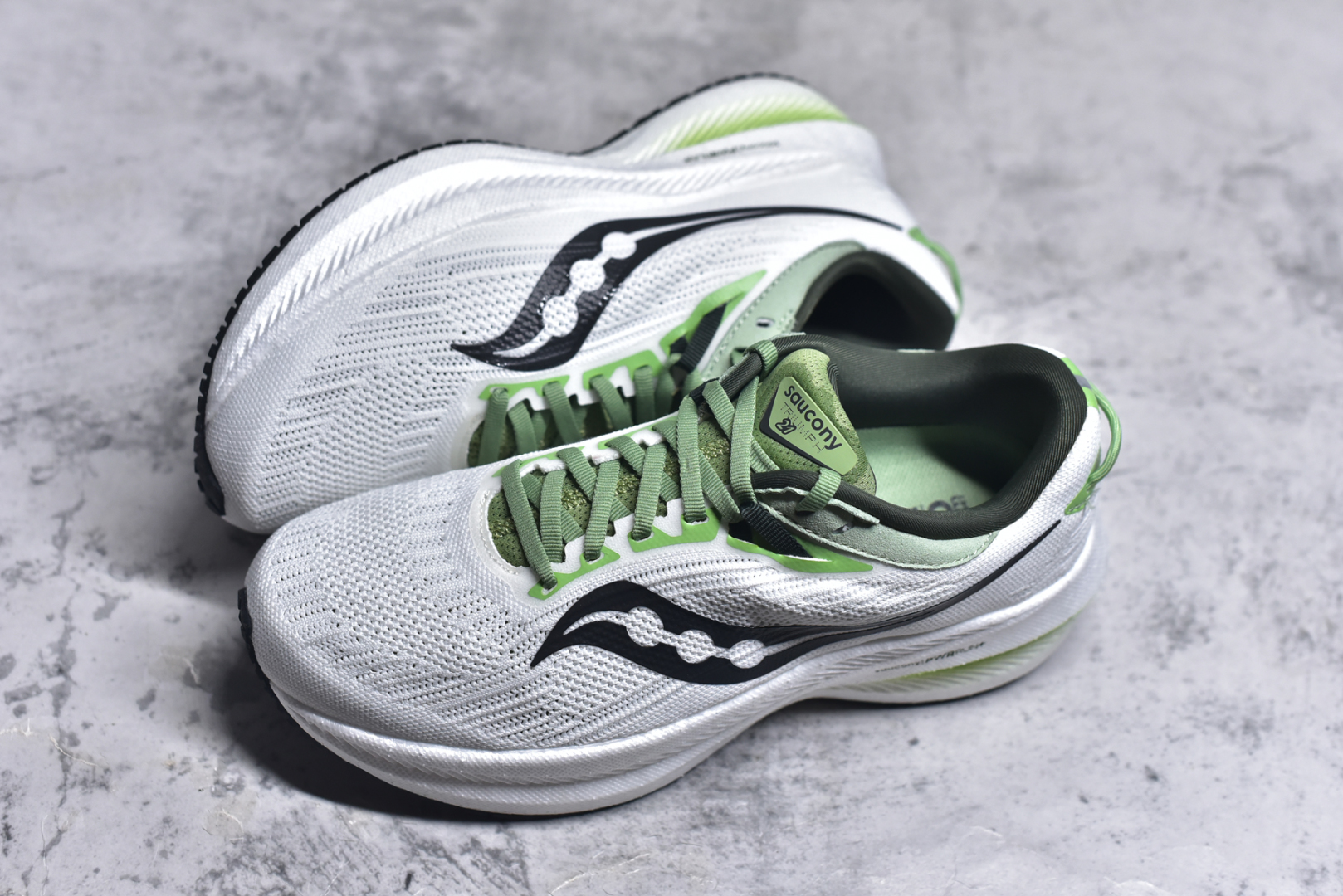图片[7]-#Saucony Triumph 21 索康尼胜利21代旗舰级缓震型跑鞋 性能相比前几代再升级：鞋面采用全新升级的工学网设计 贴合脚部更透气 中底部分使用最新的PWRRUN+材质 搭配PWRRUN+鞋垫使中底的大幅加厚 10mm坡差进一步提供缓震、回弹性能 内底则采用了FORMFIT动态适应系统 动态契合脚型 提升包裹性和舒适性 提供更卓越的动态回馈体验 XT-900橡胶大底 可提供良好的抓地力和较强抗磨性能 尺码：36 36.5 37.5 38 38.5 39 40 40.5 41 42 42.5 43 44 44.5 45 46-选品中心