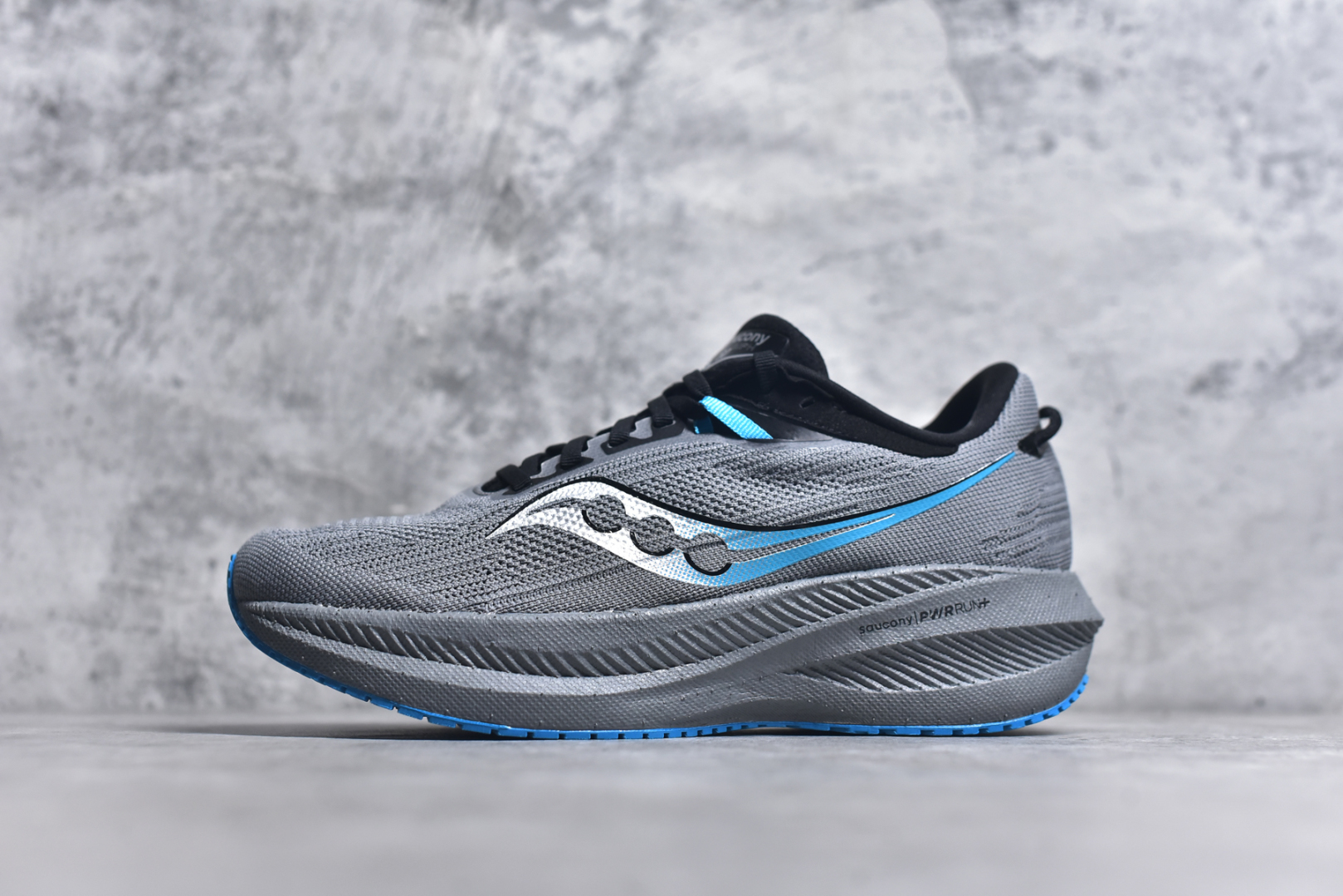 #Saucony Triumph 21 索康尼胜利21代旗舰级缓震型跑鞋 性能相比前几代再升级：鞋面采用全新升级的工学网设计 贴合脚部更透气 中底部分使用最新的PWRRUN+材质 搭配PWRRUN+鞋垫使中底的大幅加厚 10mm坡差进一步提供缓震、回弹性能 内底则采用了FORMFIT动态适应系统 动态契合脚型 提升包裹性和舒适性 提供更卓越的动态回馈体验 XT-900橡胶大底 可提供良好的抓地力和较强抗磨性能 尺码：36 36.5 37.5 38 38.5 39 40 40.5 41 42 42.5 43 44 44.5 45 46-选品中心