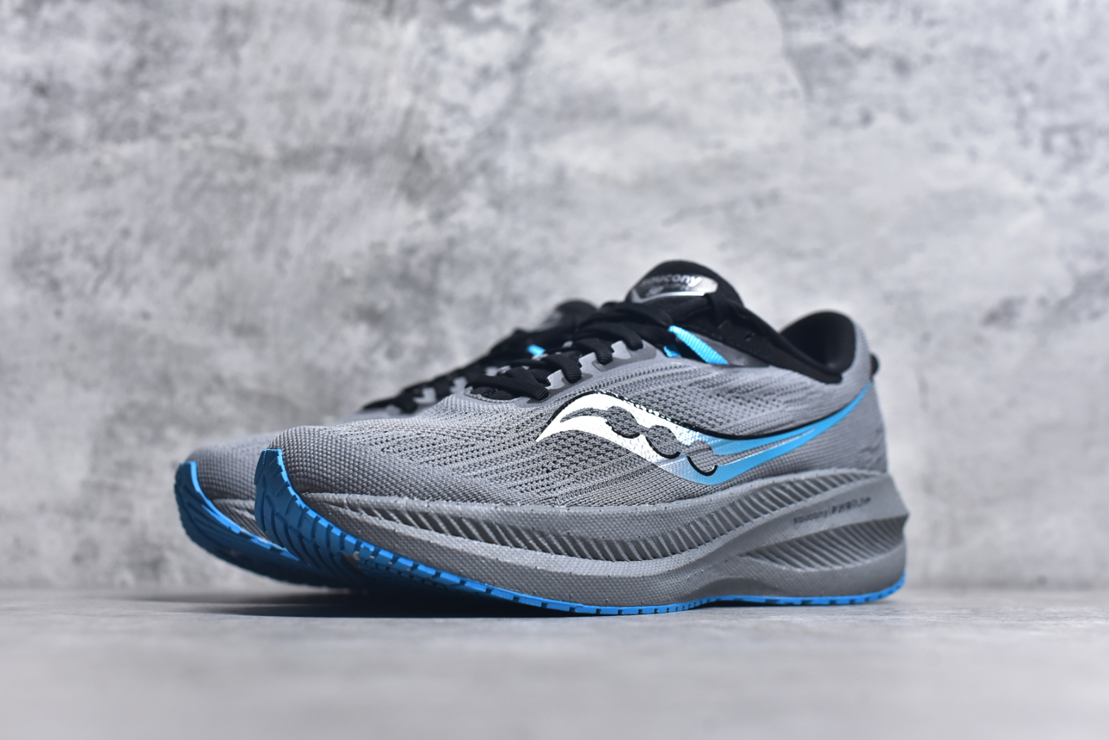 图片[2]-#Saucony Triumph 21 索康尼胜利21代旗舰级缓震型跑鞋 性能相比前几代再升级：鞋面采用全新升级的工学网设计 贴合脚部更透气 中底部分使用最新的PWRRUN+材质 搭配PWRRUN+鞋垫使中底的大幅加厚 10mm坡差进一步提供缓震、回弹性能 内底则采用了FORMFIT动态适应系统 动态契合脚型 提升包裹性和舒适性 提供更卓越的动态回馈体验 XT-900橡胶大底 可提供良好的抓地力和较强抗磨性能 尺码：36 36.5 37.5 38 38.5 39 40 40.5 41 42 42.5 43 44 44.5 45 46-选品中心