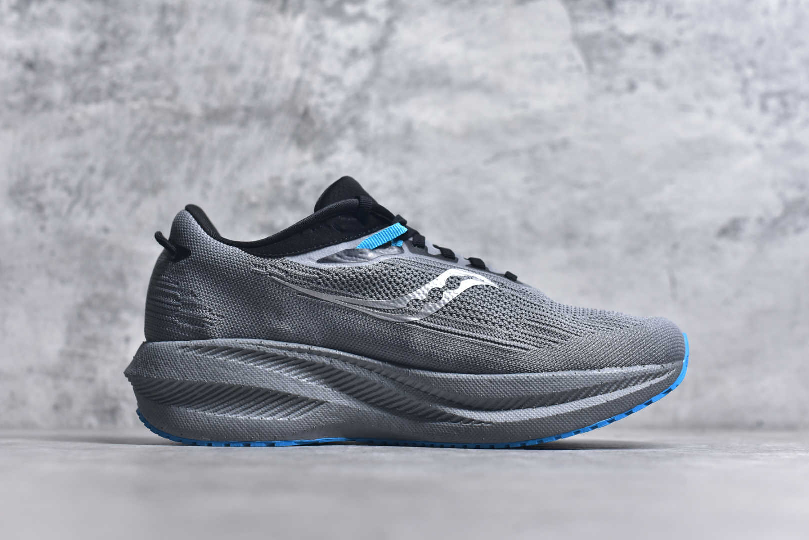 图片[3]-#Saucony Triumph 21 索康尼胜利21代旗舰级缓震型跑鞋 性能相比前几代再升级：鞋面采用全新升级的工学网设计 贴合脚部更透气 中底部分使用最新的PWRRUN+材质 搭配PWRRUN+鞋垫使中底的大幅加厚 10mm坡差进一步提供缓震、回弹性能 内底则采用了FORMFIT动态适应系统 动态契合脚型 提升包裹性和舒适性 提供更卓越的动态回馈体验 XT-900橡胶大底 可提供良好的抓地力和较强抗磨性能 尺码：36 36.5 37.5 38 38.5 39 40 40.5 41 42 42.5 43 44 44.5 45 46-选品中心