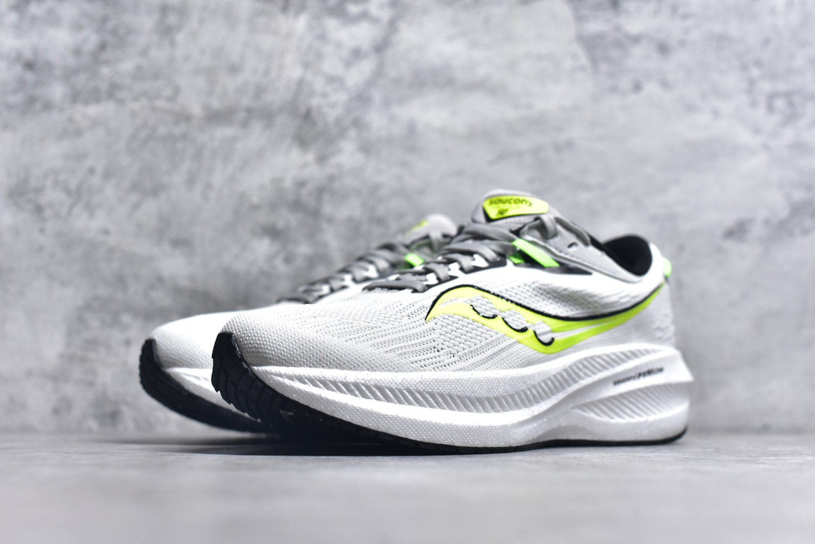 图片[2]-#Saucony Triumph 21 索康尼胜利21代旗舰级缓震型跑鞋 性能相比前几代再升级：鞋面采用全新升级的工学网设计 贴合脚部更透气 中底部分使用最新的PWRRUN+材质 搭配PWRRUN+鞋垫使中底的大幅加厚 10mm坡差进一步提供缓震、回弹性能 内底则采用了FORMFIT动态适应系统 动态契合脚型 提升包裹性和舒适性 提供更卓越的动态回馈体验 XT-900橡胶大底 可提供良好的抓地力和较强抗磨性能 尺码：36 36.5 37.5 38 38.5 39 40 40.5 41 42 42.5 43 44 44.5 45 46-选品中心